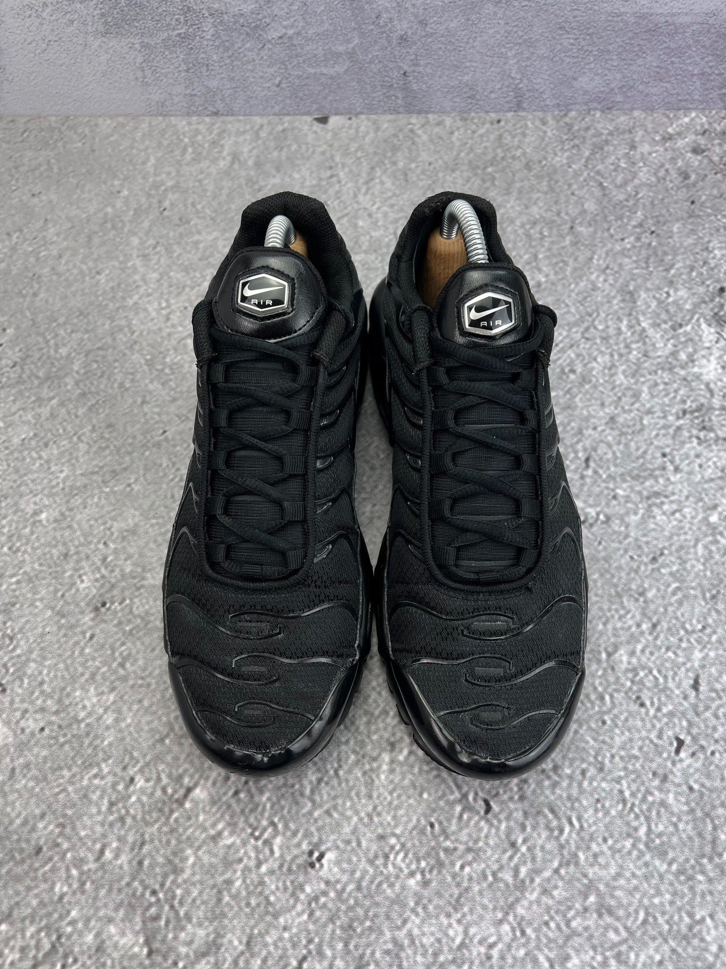 Nike Air Max Plus Triple Black — buty sportowe męskie w bardzo dobrym stanie rozmiar 42, widok z góry