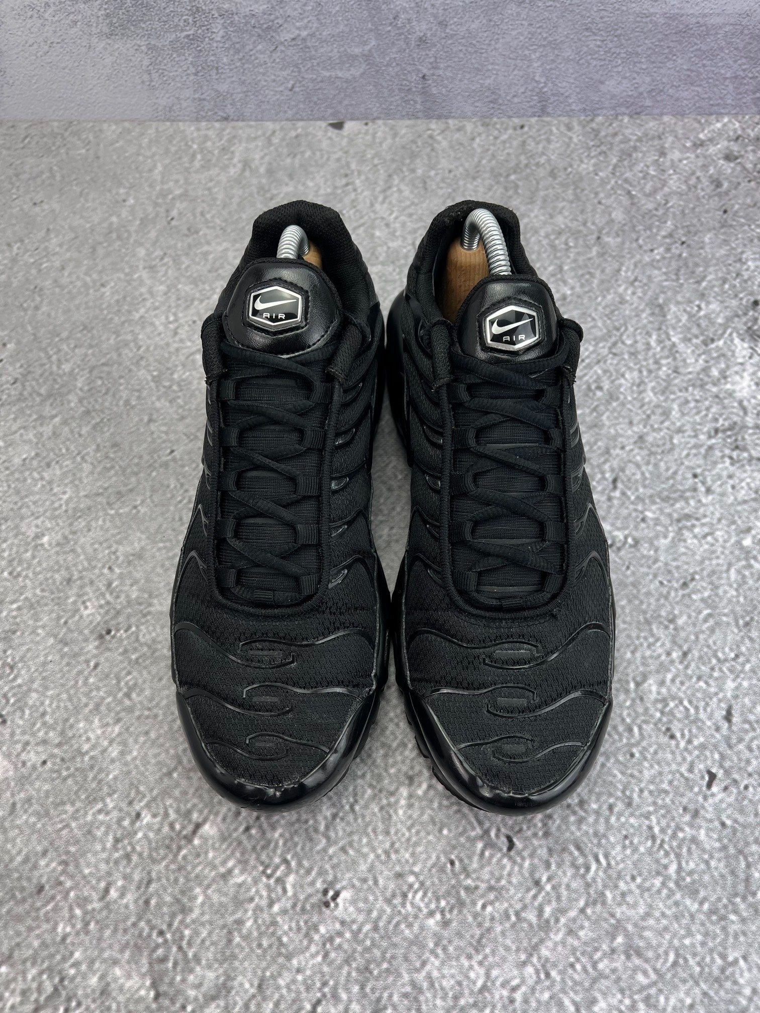 Nike Air Max Plus Triple Black — buty sportowe męskie w bardzo dobrym stanie rozmiar 42, widok z góry