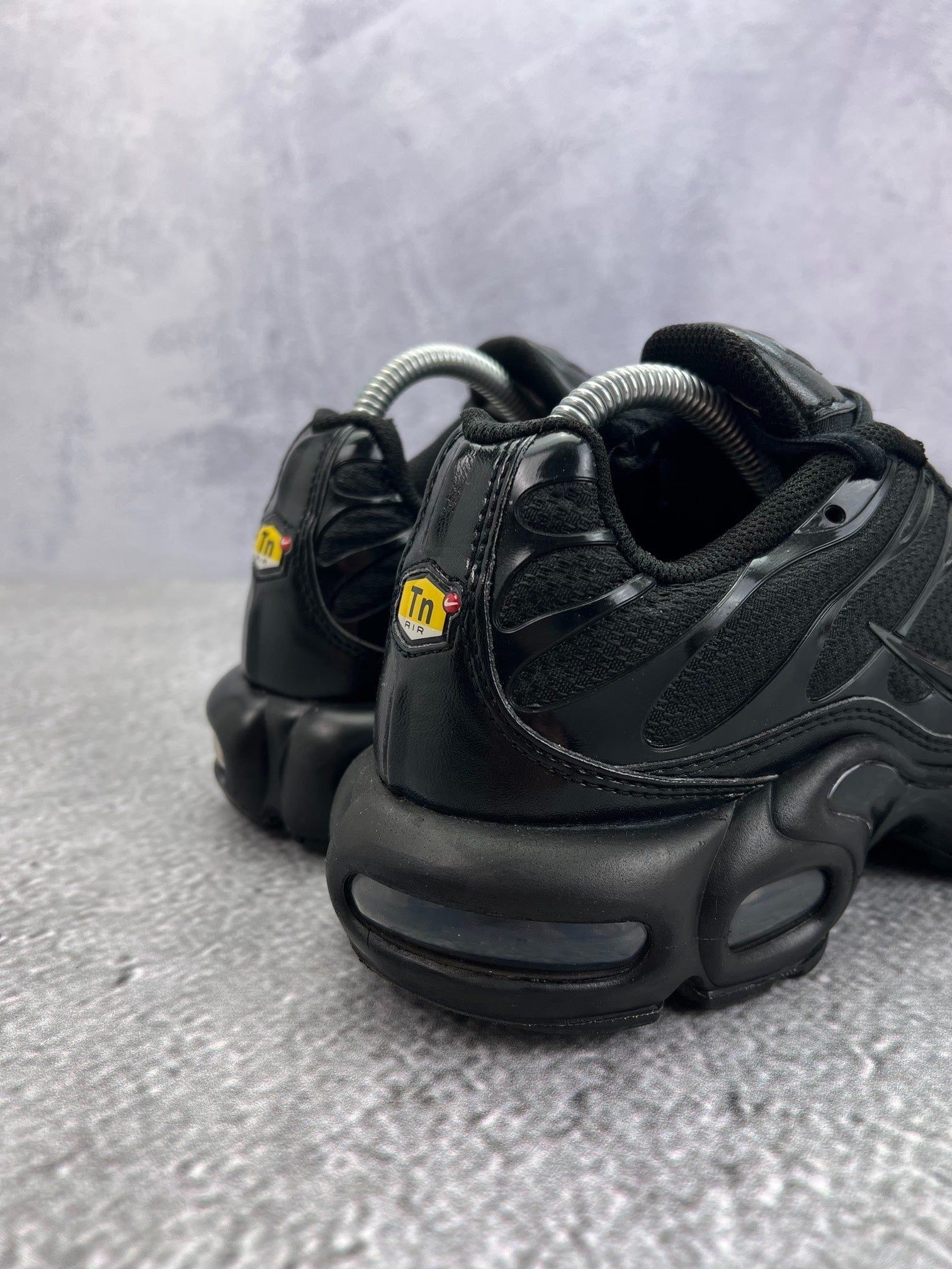 Nike Air Max Plus Triple Black — buty sportowe męskie w bardzo dobrym stanie rozmiar 42, widok z tyłu