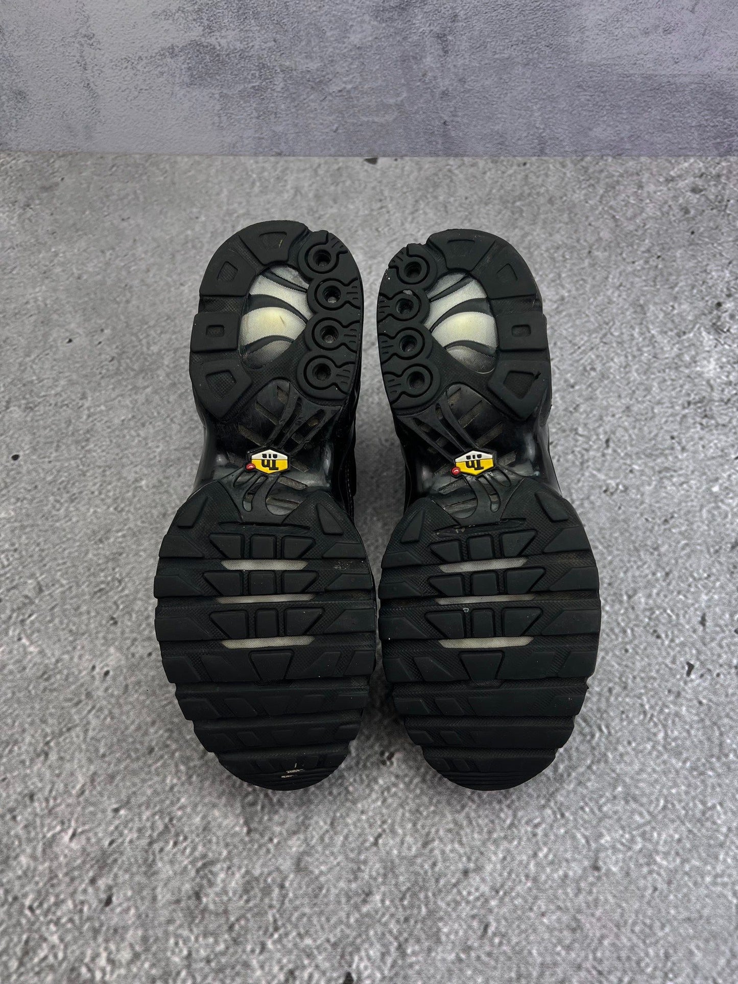 Nike Air Max Plus Triple Black — buty sportowe męskie w bardzo dobrym stanie rozmiar 42, podeszwa