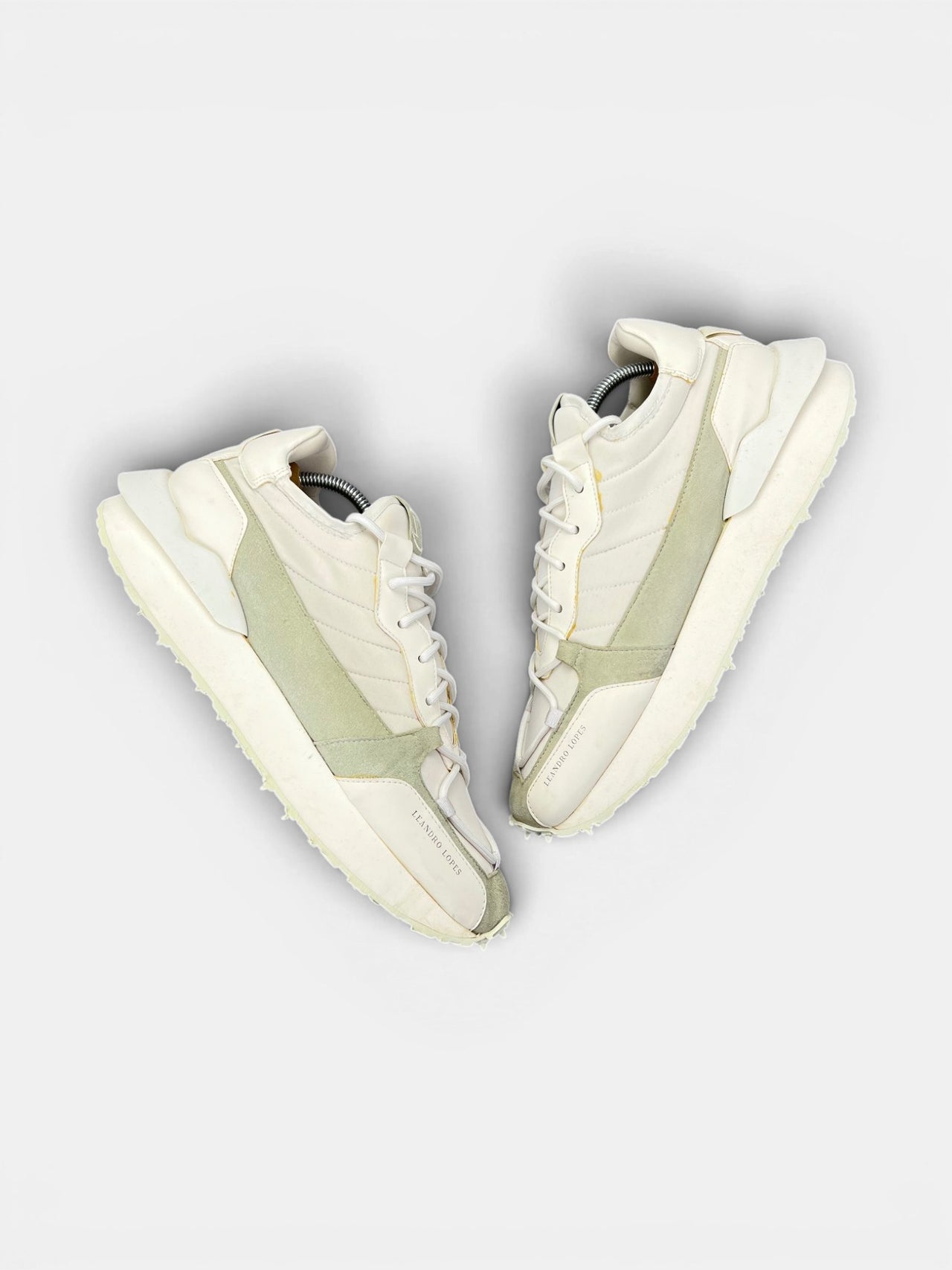 Leandro Lopes Sneakersy — buty sportowe męskie w bardzo dobrym stanie rozmiar 45, widok z góry na zewnętrzną stronę butów
