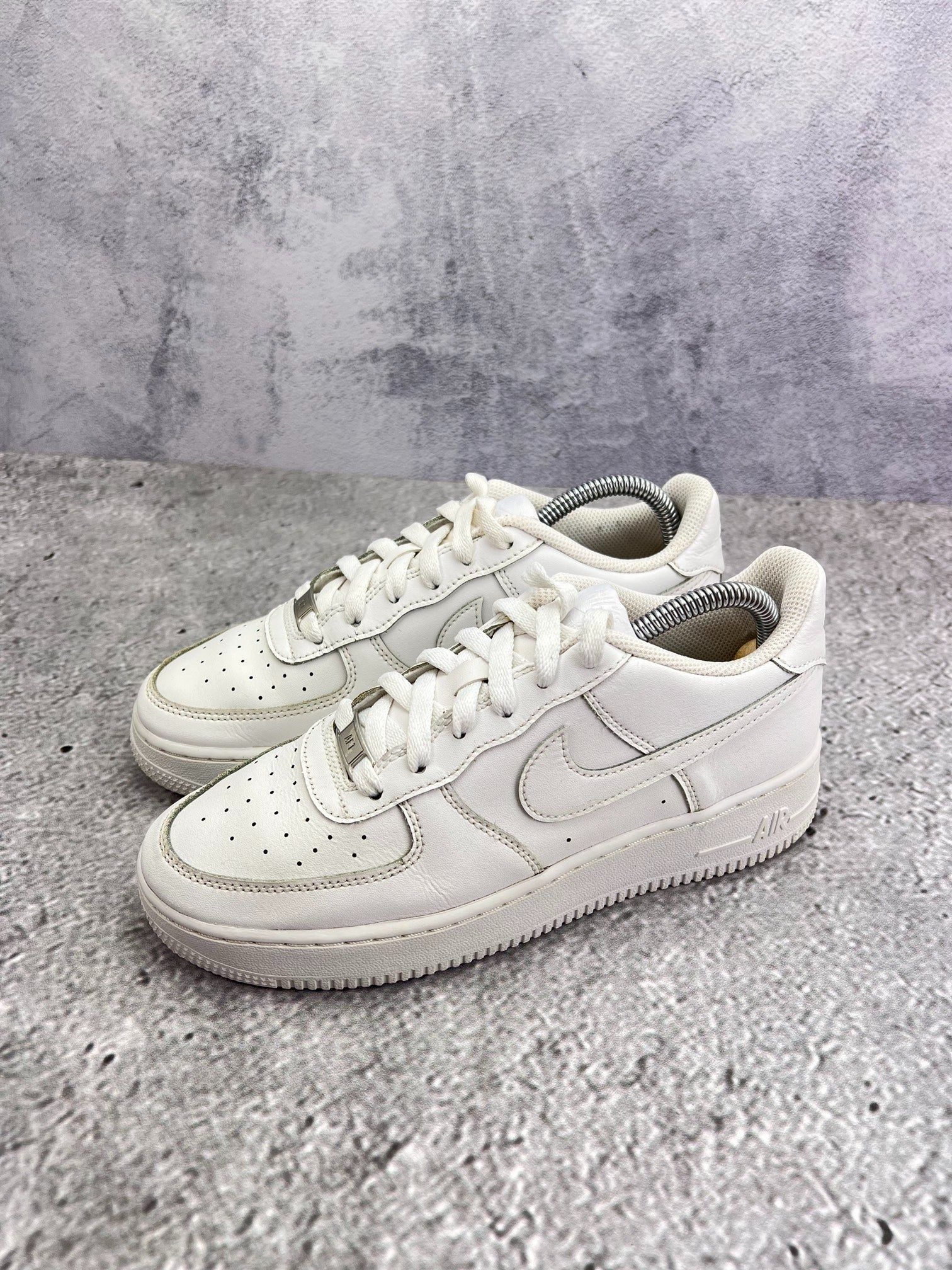Nike Air Force 1 Low Triple White — buty sportowe damskie w bardzo dobrym stanie rozmiar 38.5, widok z boku