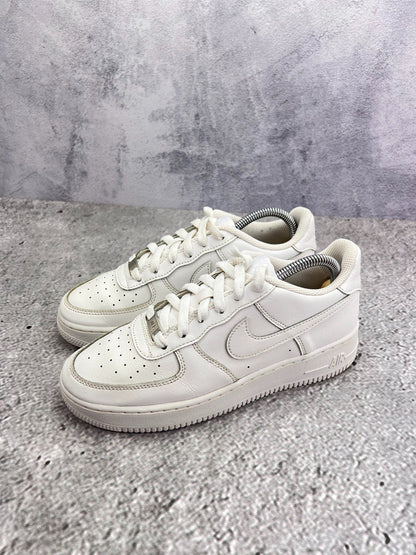 Nike Air Force 1 Low Triple White — buty sportowe damskie w bardzo dobrym stanie rozmiar 38.5, widok z boku