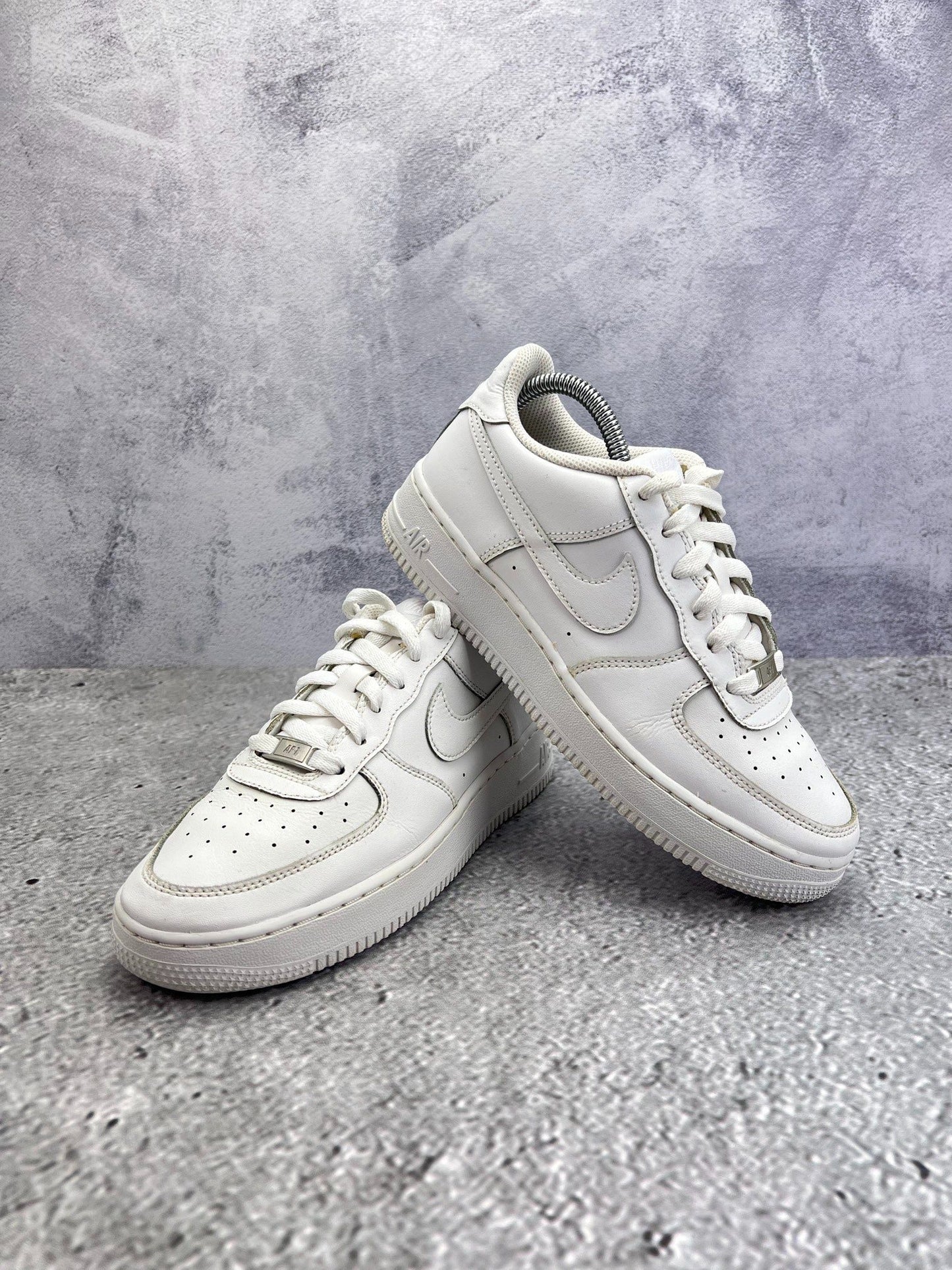 Nike Air Force 1 Low Triple White — buty sportowe damskie w bardzo dobrym stanie rozmiar 38.5, boczny profil