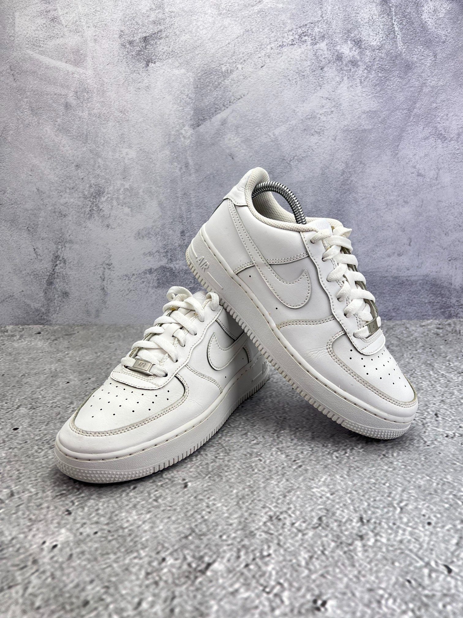 Nike Air Force 1 Low Triple White — buty sportowe damskie w bardzo dobrym stanie rozmiar 38.5, boczny profil