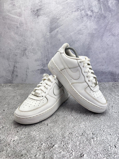 Nike Air Force 1 Low Triple White — buty sportowe damskie w bardzo dobrym stanie rozmiar 38.5, boczny profil
