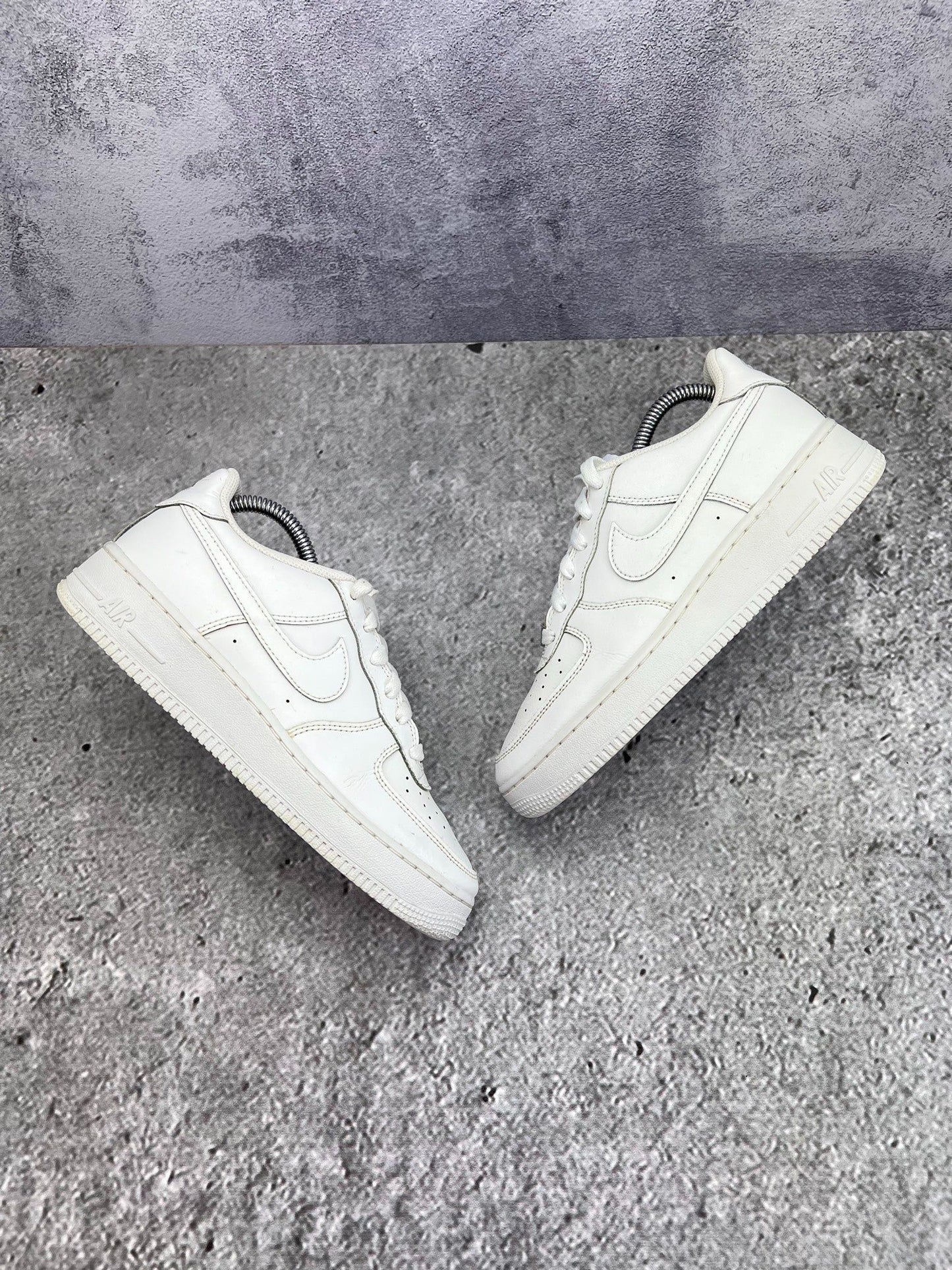 Nike Air Force 1 Low Triple White — buty sportowe damskie w bardzo dobrym stanie rozmiar 38.5, widok z góry na zewnętrzną stronę butów