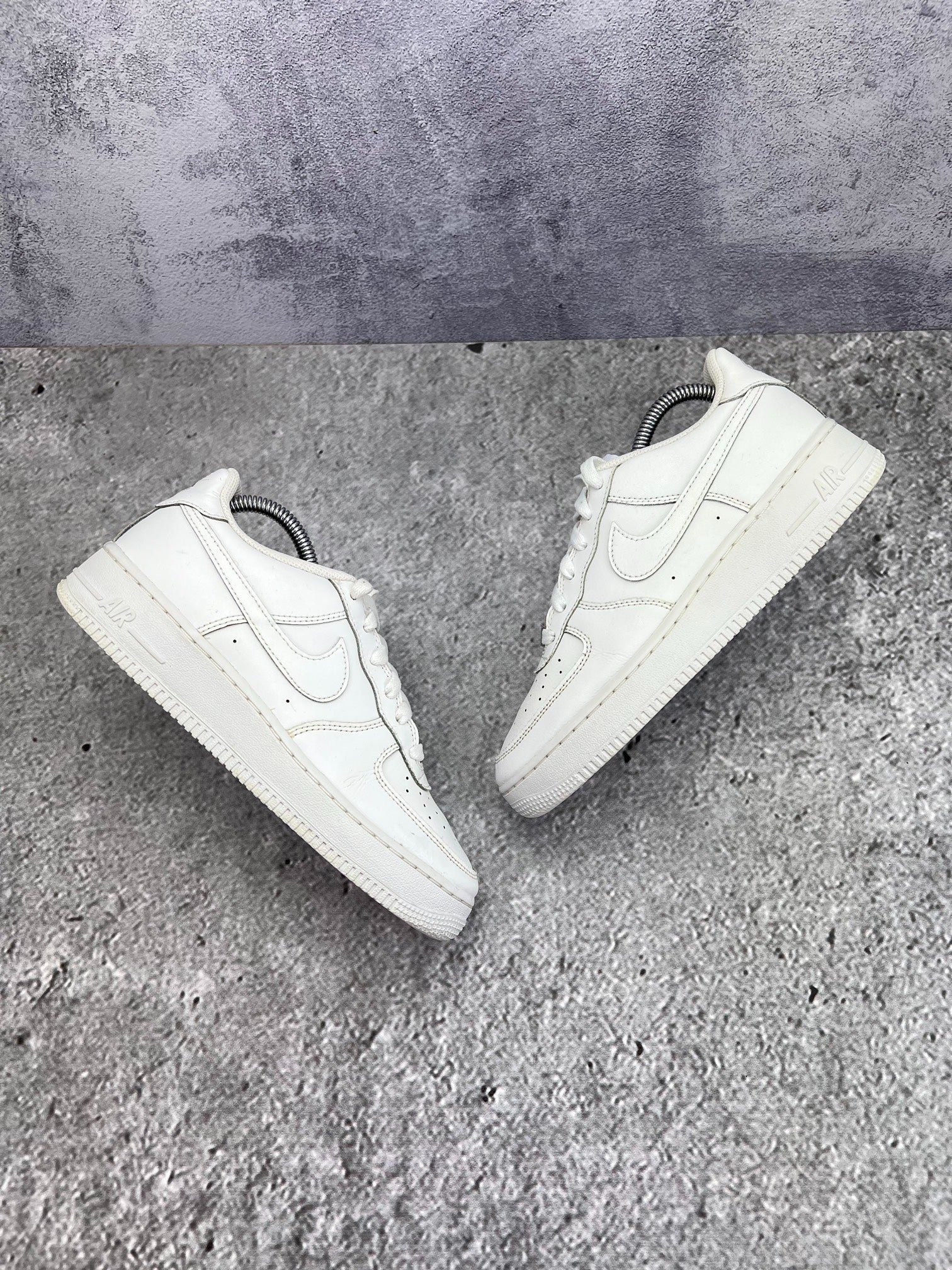 Nike Air Force 1 Low Triple White — buty sportowe damskie w bardzo dobrym stanie rozmiar 38.5, widok z góry na zewnętrzną stronę butów