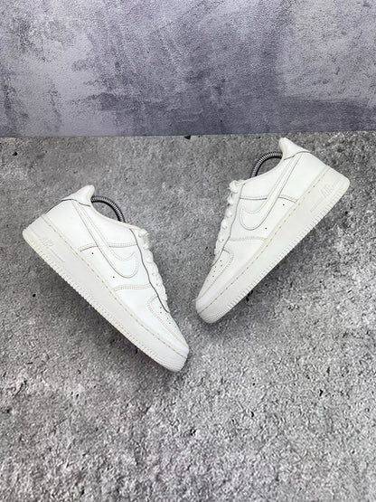 Nike Air Force 1 Low Triple White — buty sportowe damskie w bardzo dobrym stanie rozmiar 38.5, widok z góry na zewnętrzną stronę butów
