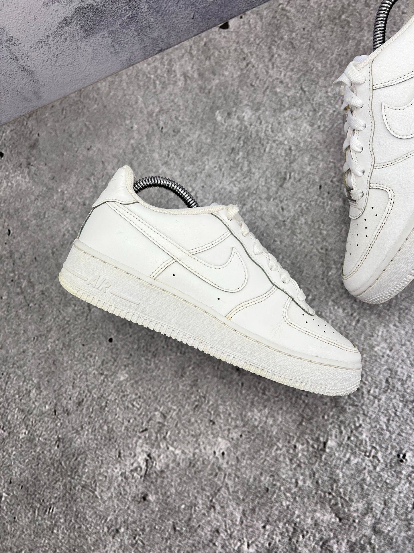 Nike Air Force 1 Low Triple White — buty sportowe damskie w bardzo dobrym stanie rozmiar 38.5, zewnętrzny panel prawego buta