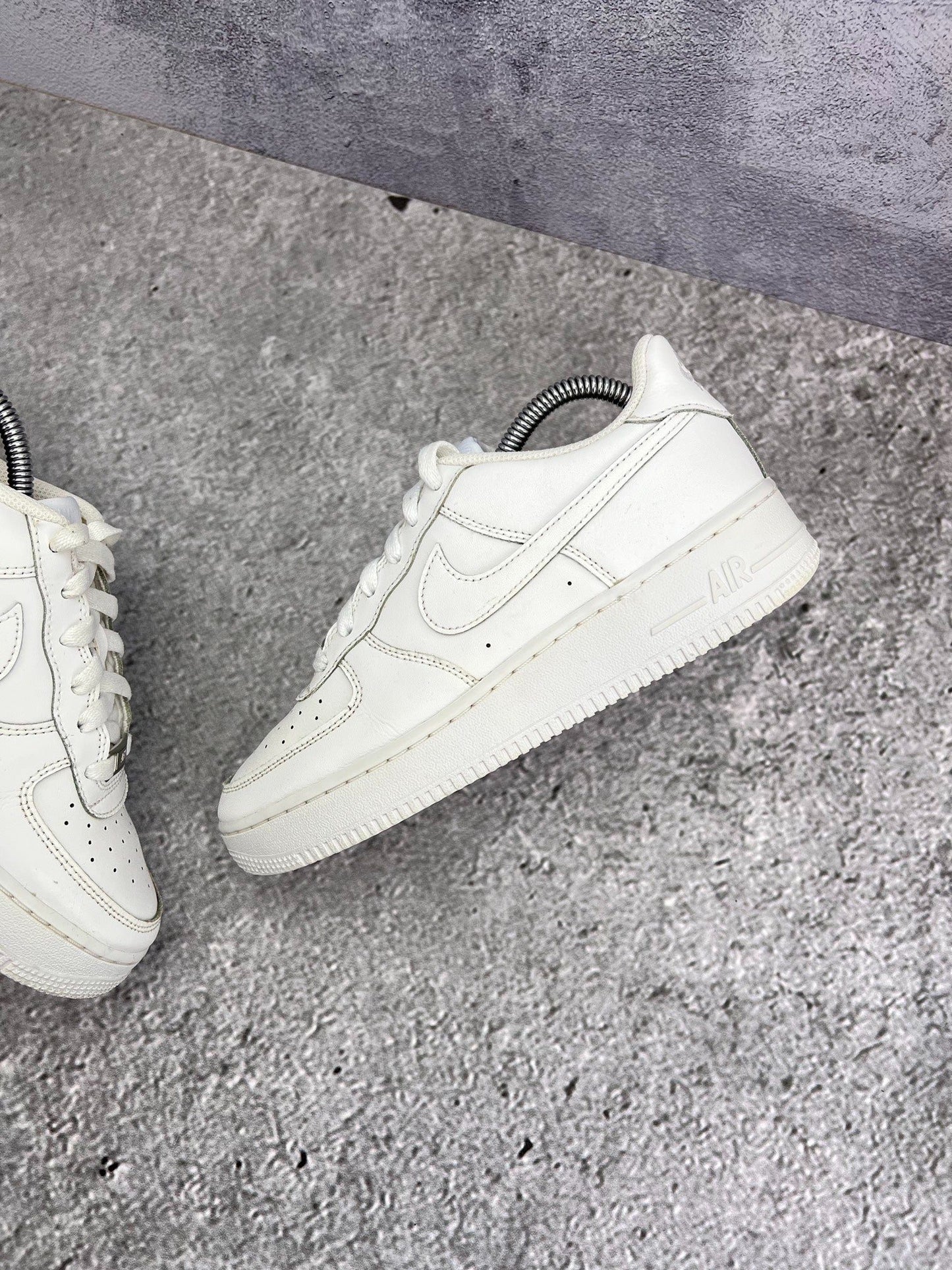 Nike Air Force 1 Low Triple White — buty sportowe damskie w bardzo dobrym stanie rozmiar 38.5, zewnętrzny panel lewego buta