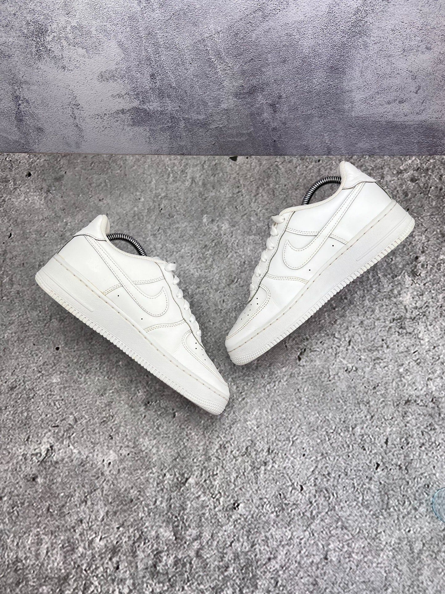 Nike Air Force 1 Low Triple White — buty sportowe damskie w bardzo dobrym stanie rozmiar 38.5, widok z góry na wewnętrzną stronę butów