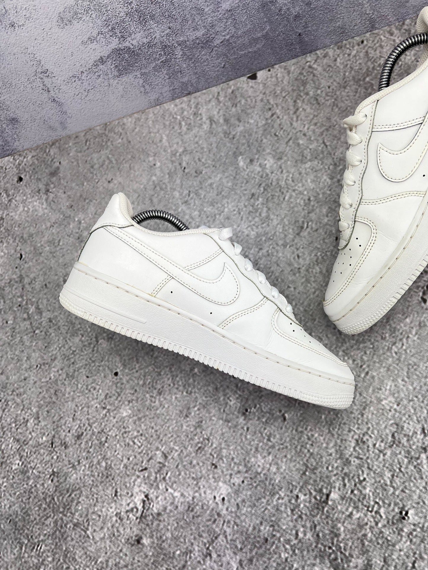 Nike Air Force 1 Low Triple White — buty sportowe damskie w bardzo dobrym stanie rozmiar 38.5, wewnętrzny panel lewego buta