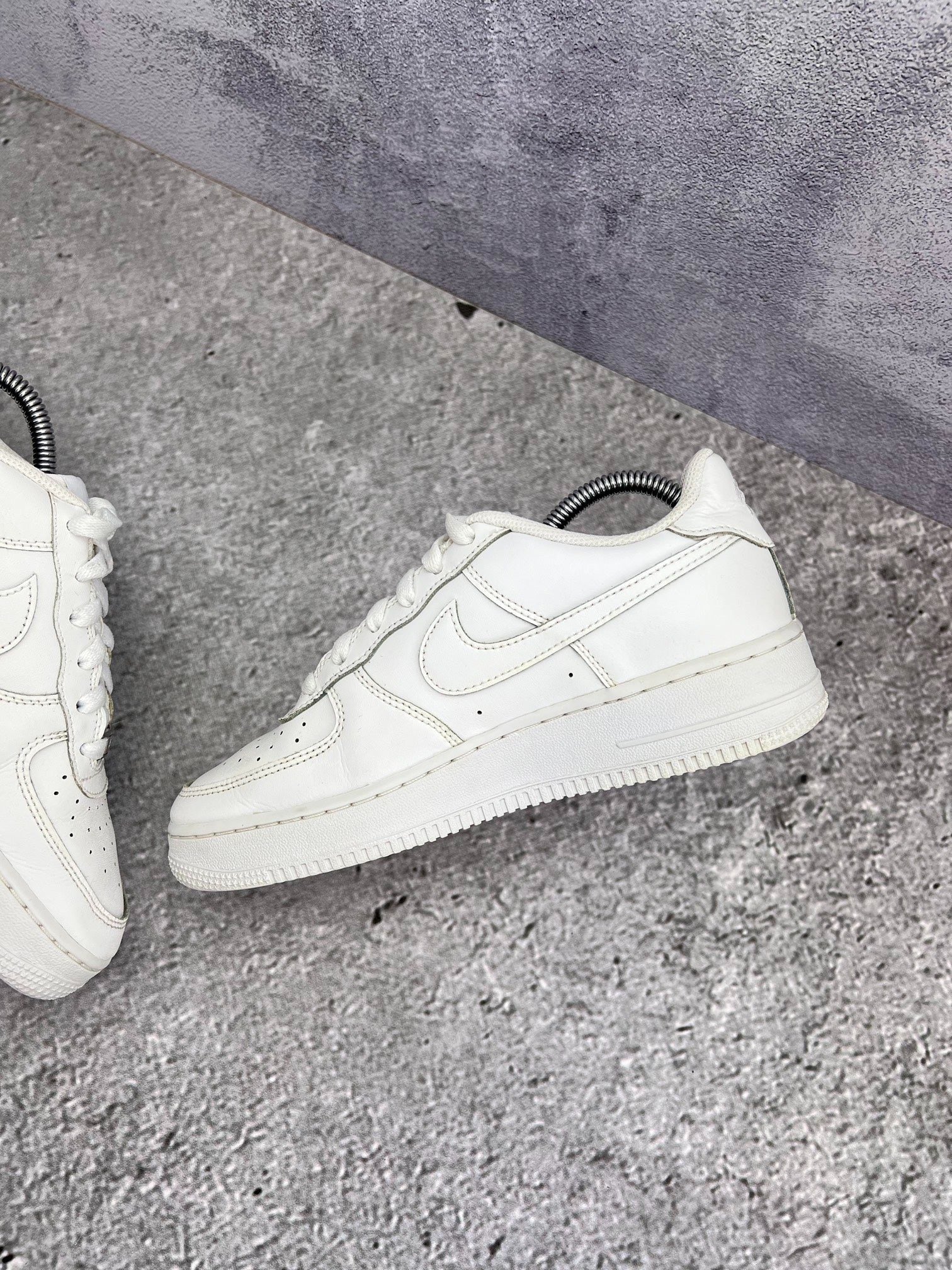 Nike Air Force 1 Low Triple White — buty sportowe damskie w bardzo dobrym stanie rozmiar 38.5, wewnętrzny panel prawego buta