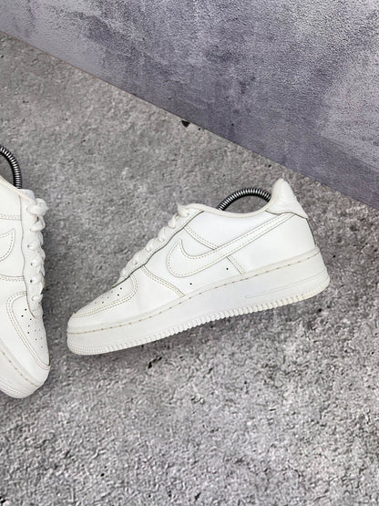 Nike Air Force 1 Low Triple White — buty sportowe damskie w bardzo dobrym stanie rozmiar 38.5, wewnętrzny panel prawego buta