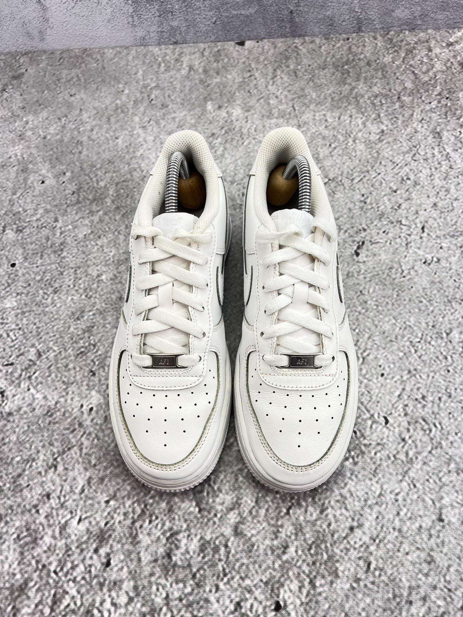 Nike Air Force 1 Low Triple White — buty sportowe damskie w bardzo dobrym stanie rozmiar 38.5, widok z góry
