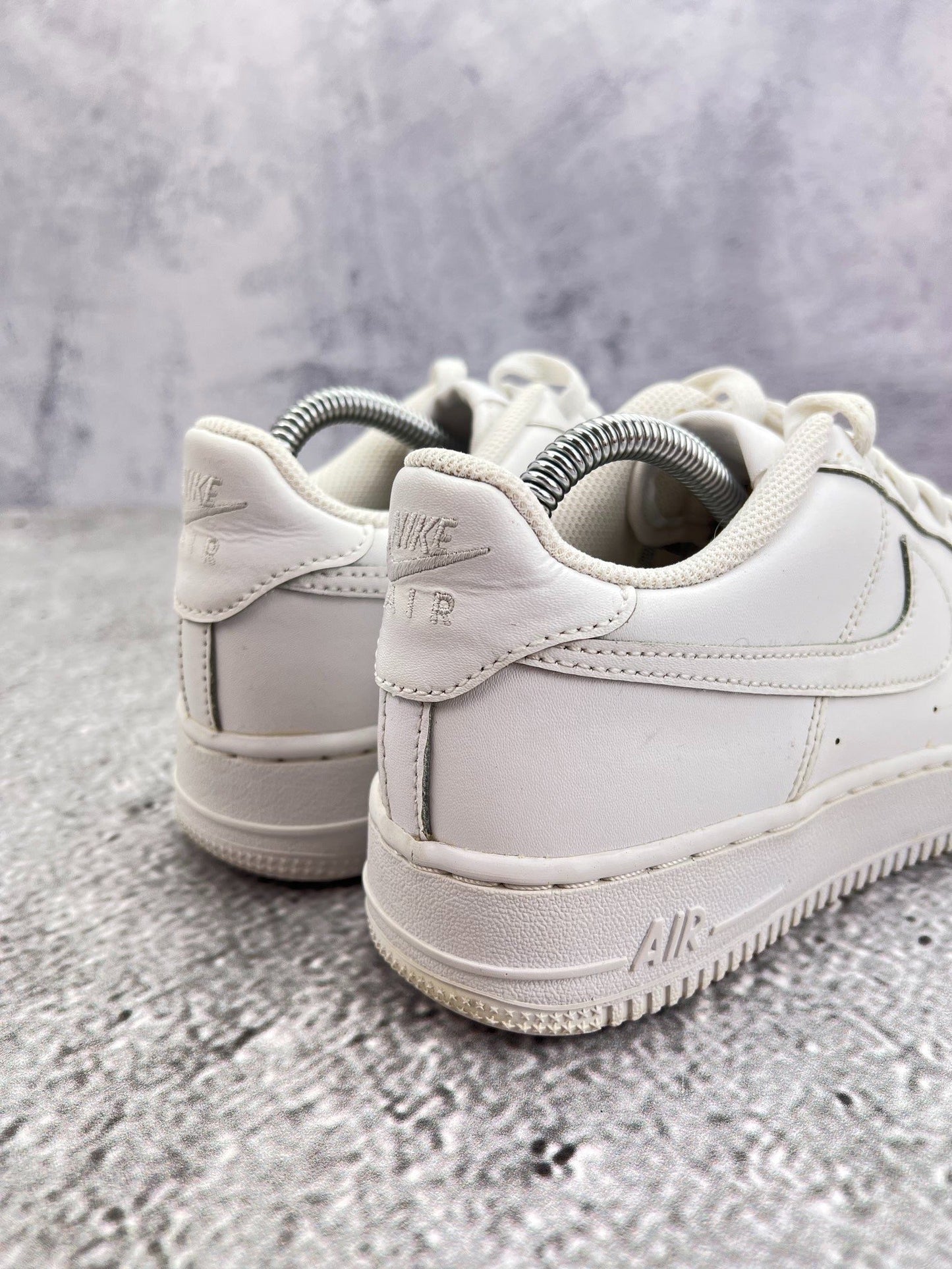 Nike Air Force 1 Low Triple White — buty sportowe damskie w bardzo dobrym stanie rozmiar 38.5, widok z tyłu