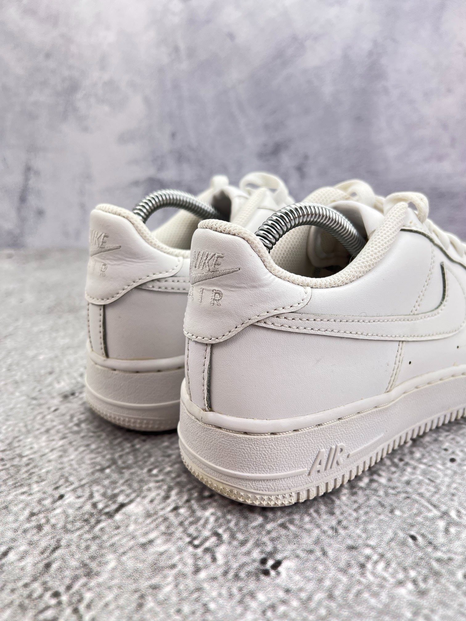 Nike Air Force 1 Low Triple White — buty sportowe damskie w bardzo dobrym stanie rozmiar 38.5, widok z tyłu