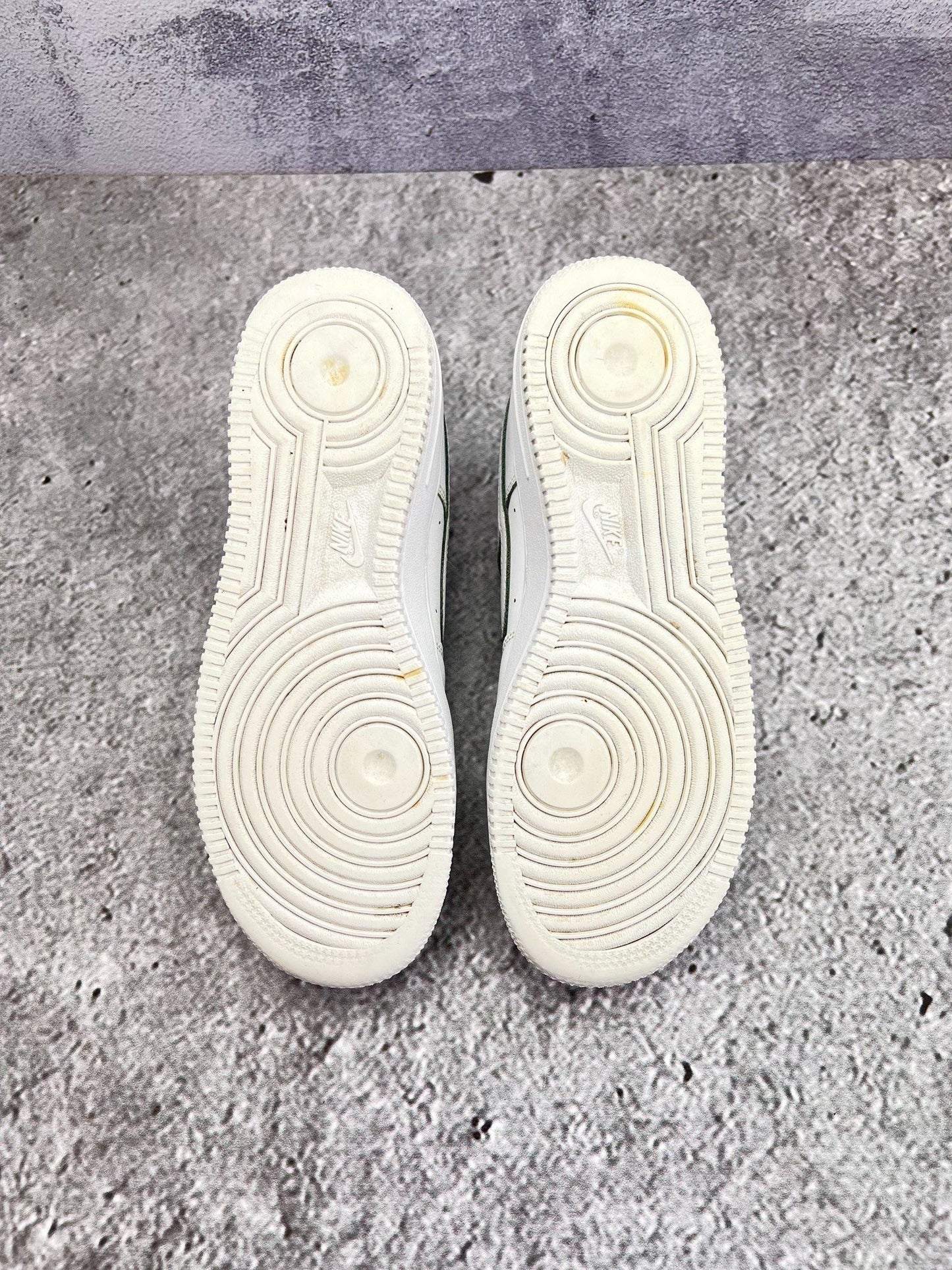 Nike Air Force 1 Low Triple White — buty sportowe damskie w bardzo dobrym stanie rozmiar 38.5, podeszwa