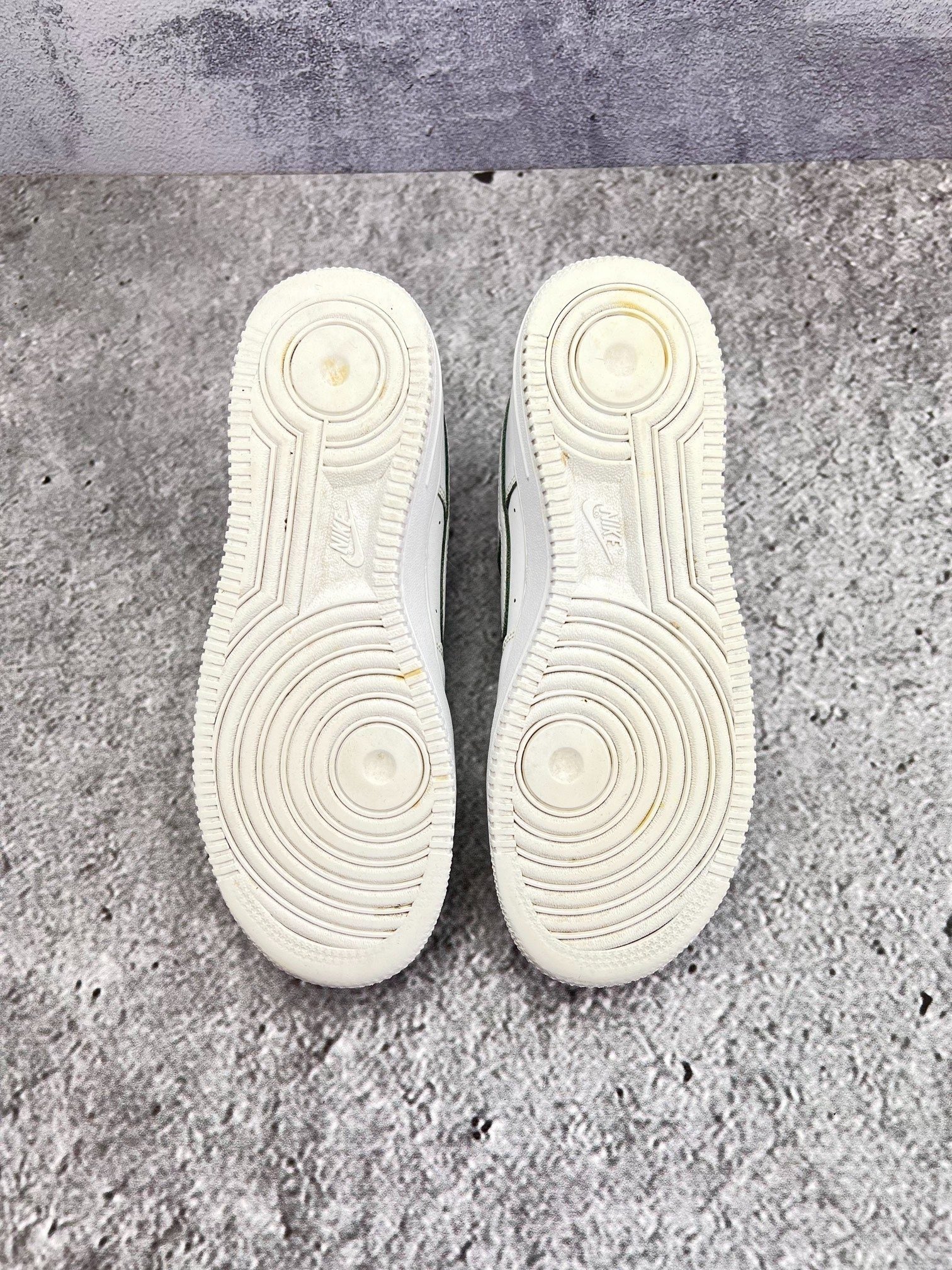 Nike Air Force 1 Low Triple White — buty sportowe damskie w bardzo dobrym stanie rozmiar 38.5, podeszwa
