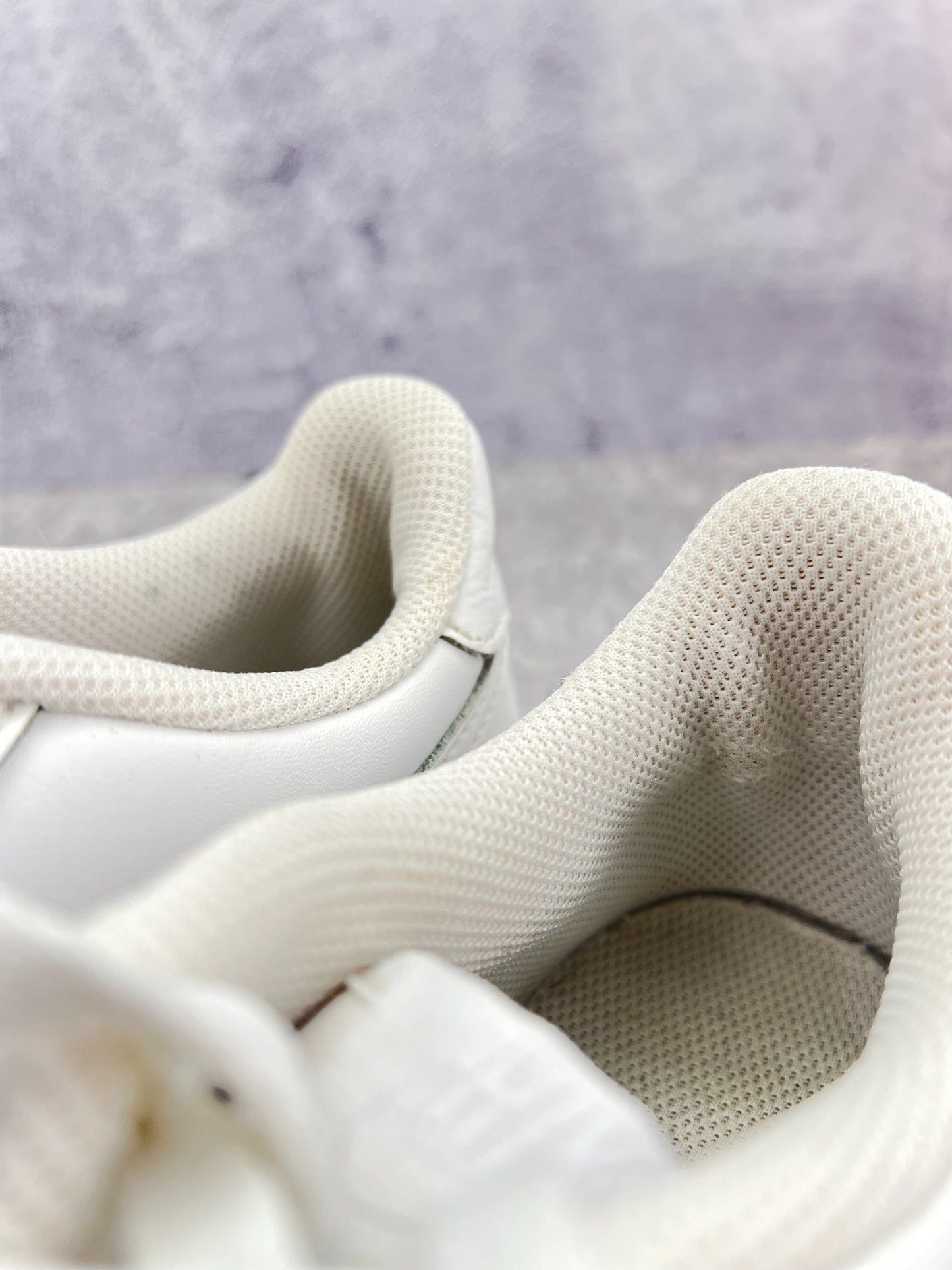 Nike Air Force 1 Low Triple White — buty sportowe damskie w bardzo dobrym stanie rozmiar 38.5, zapiętki butów
