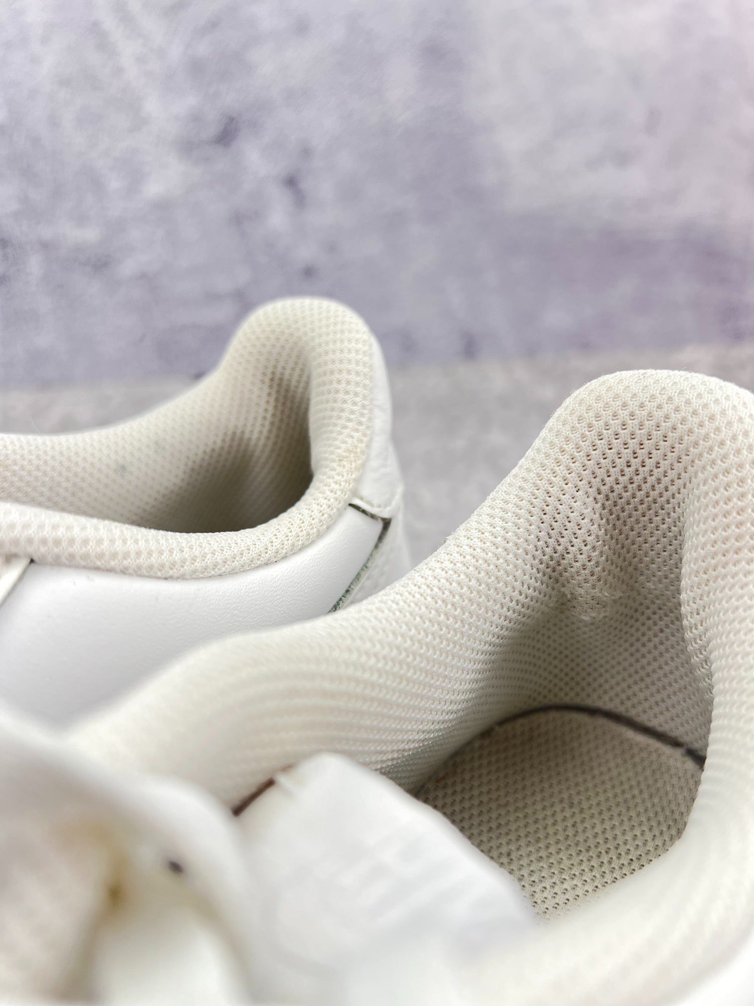 Nike Air Force 1 Low Triple White — buty sportowe damskie w bardzo dobrym stanie rozmiar 38.5, zapiętki butów