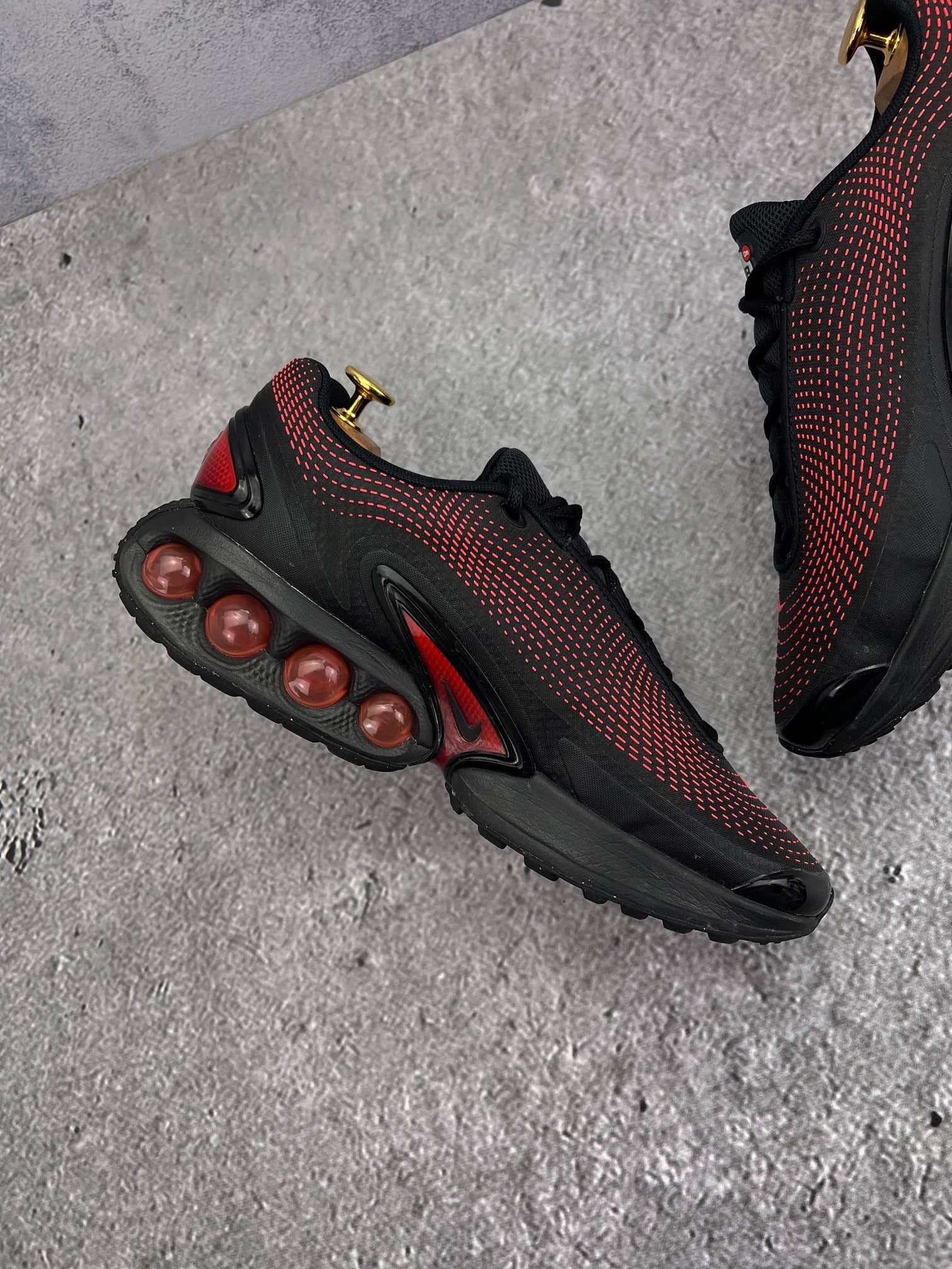 Nike Air Max DN Black Bright Crimson — buty sportowe męskie w bardzo dobrym stanie rozmiar 44, wewnętrzny panel lewego buta