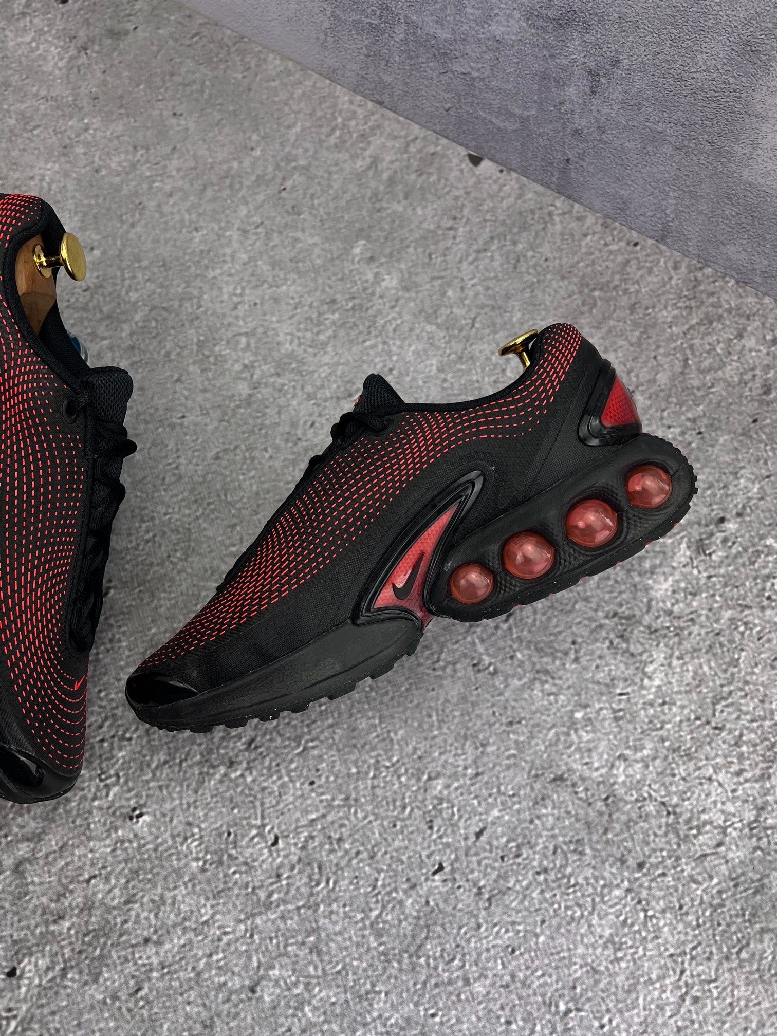 Nike Air Max DN Black Bright Crimson — buty sportowe męskie w bardzo dobrym stanie rozmiar 44, wewnętrzny panel prawego buta