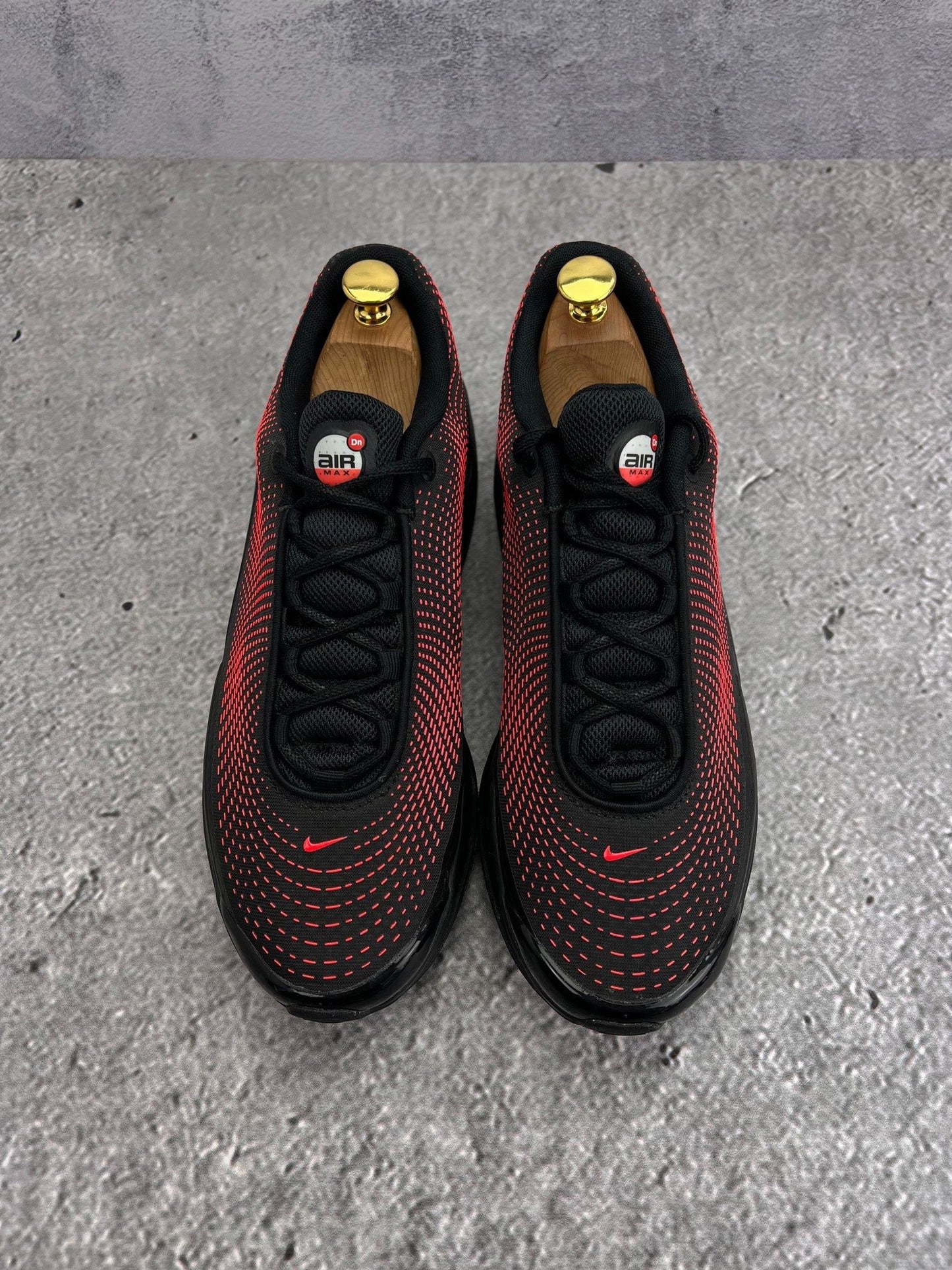 Nike Air Max DN Black Bright Crimson — buty sportowe męskie w bardzo dobrym stanie rozmiar 44, widok z tyłu