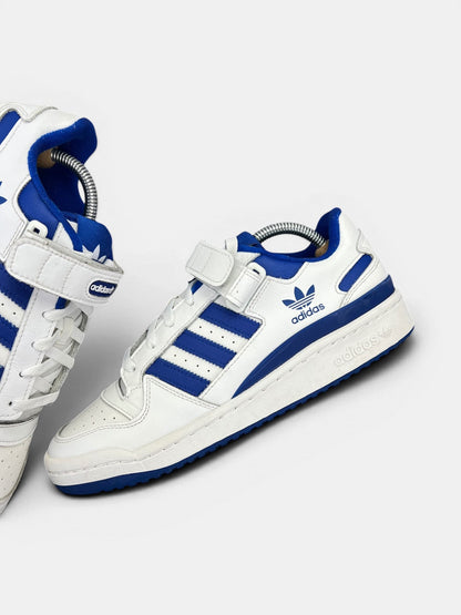 Adidas Forum Low White Royal Blue — buty sportowe męskie w bardzo dobrym stanie rozmiar 42, zewnętrzny panel lewego buta