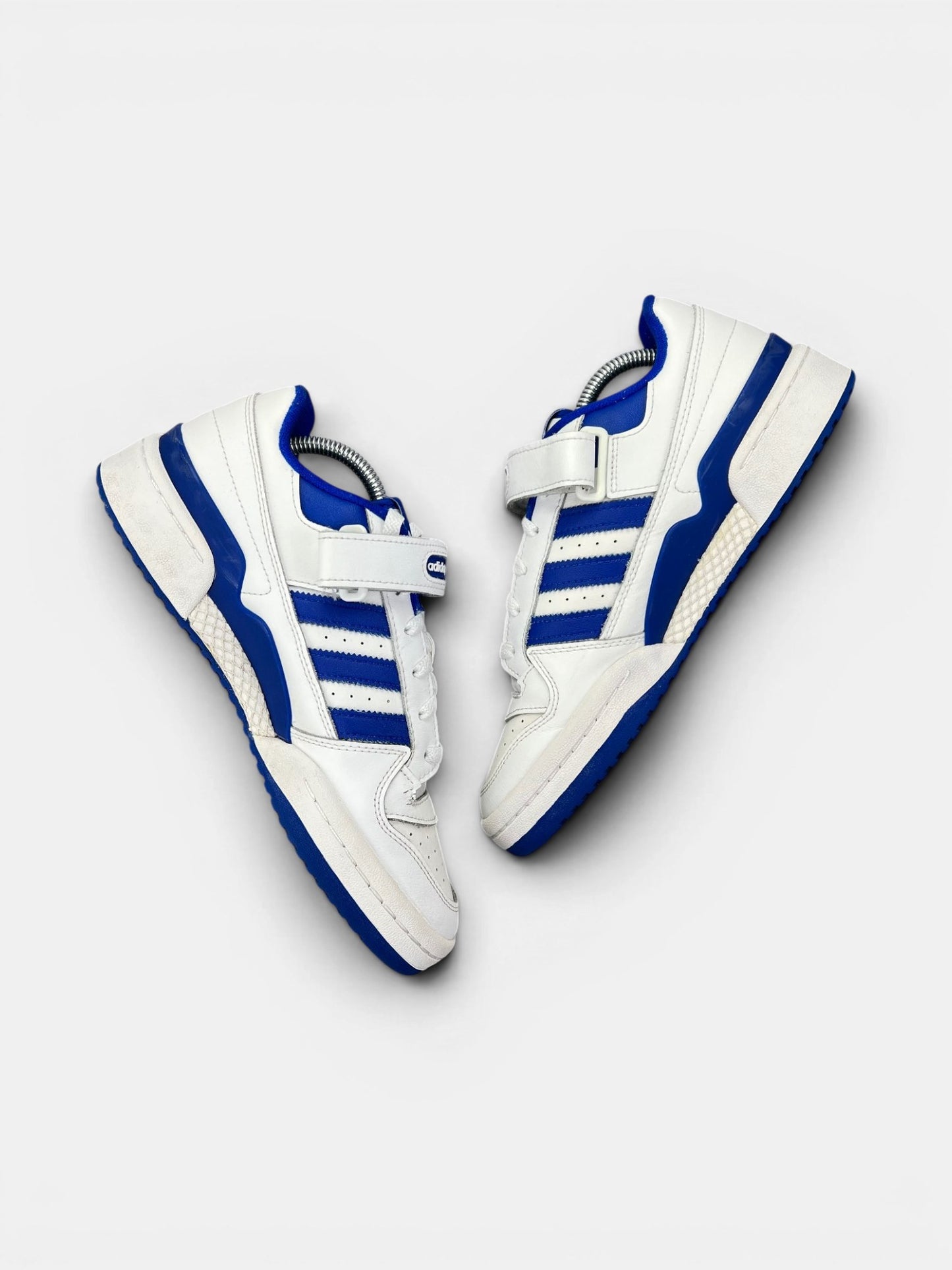 Adidas Forum Low White Royal Blue — buty sportowe męskie w bardzo dobrym stanie rozmiar 42, widok z góry na wewnętrzną stronę butów
