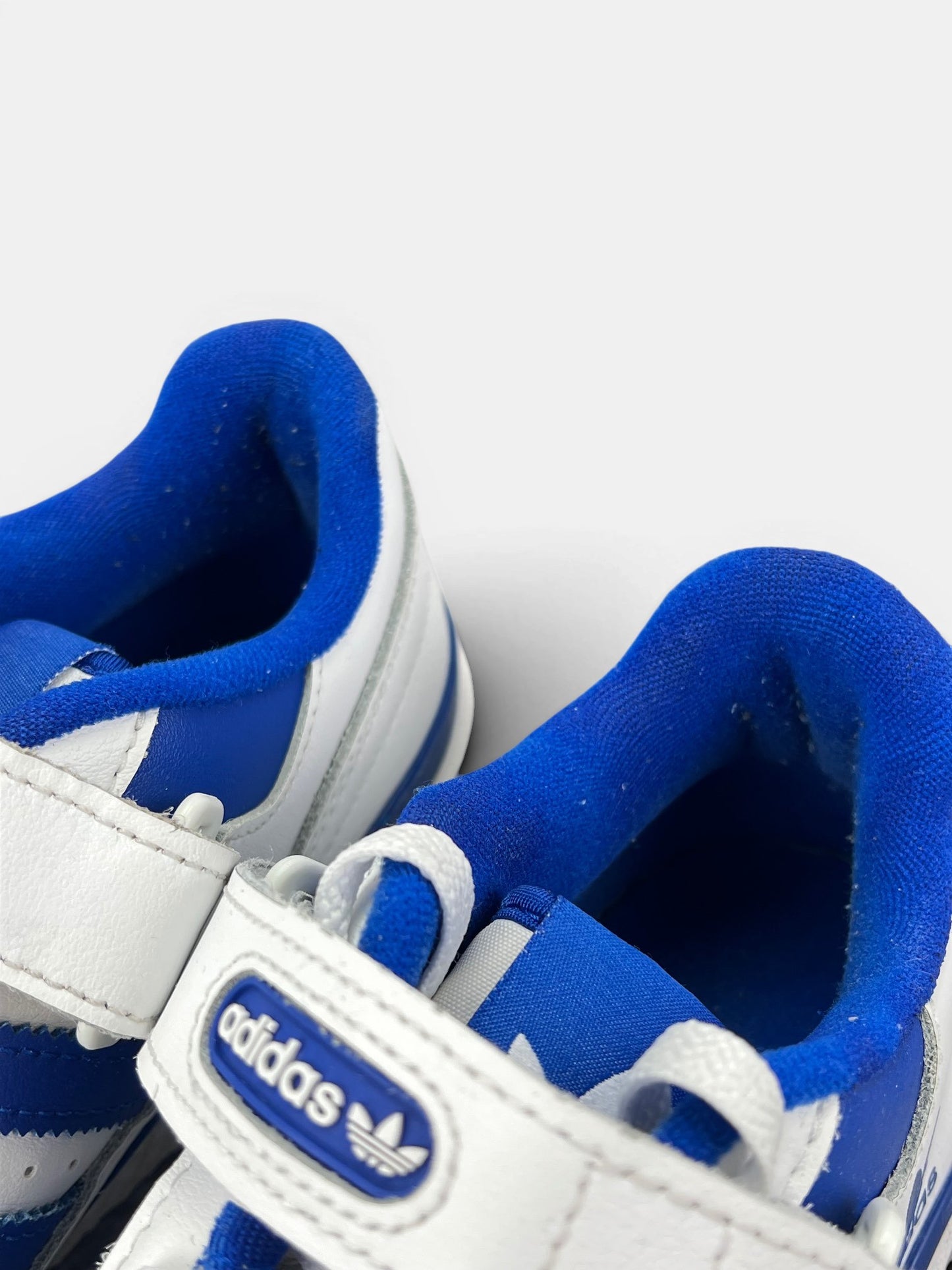 Adidas Forum Low White Royal Blue — buty sportowe męskie w bardzo dobrym stanie rozmiar 42, zapiętki butów