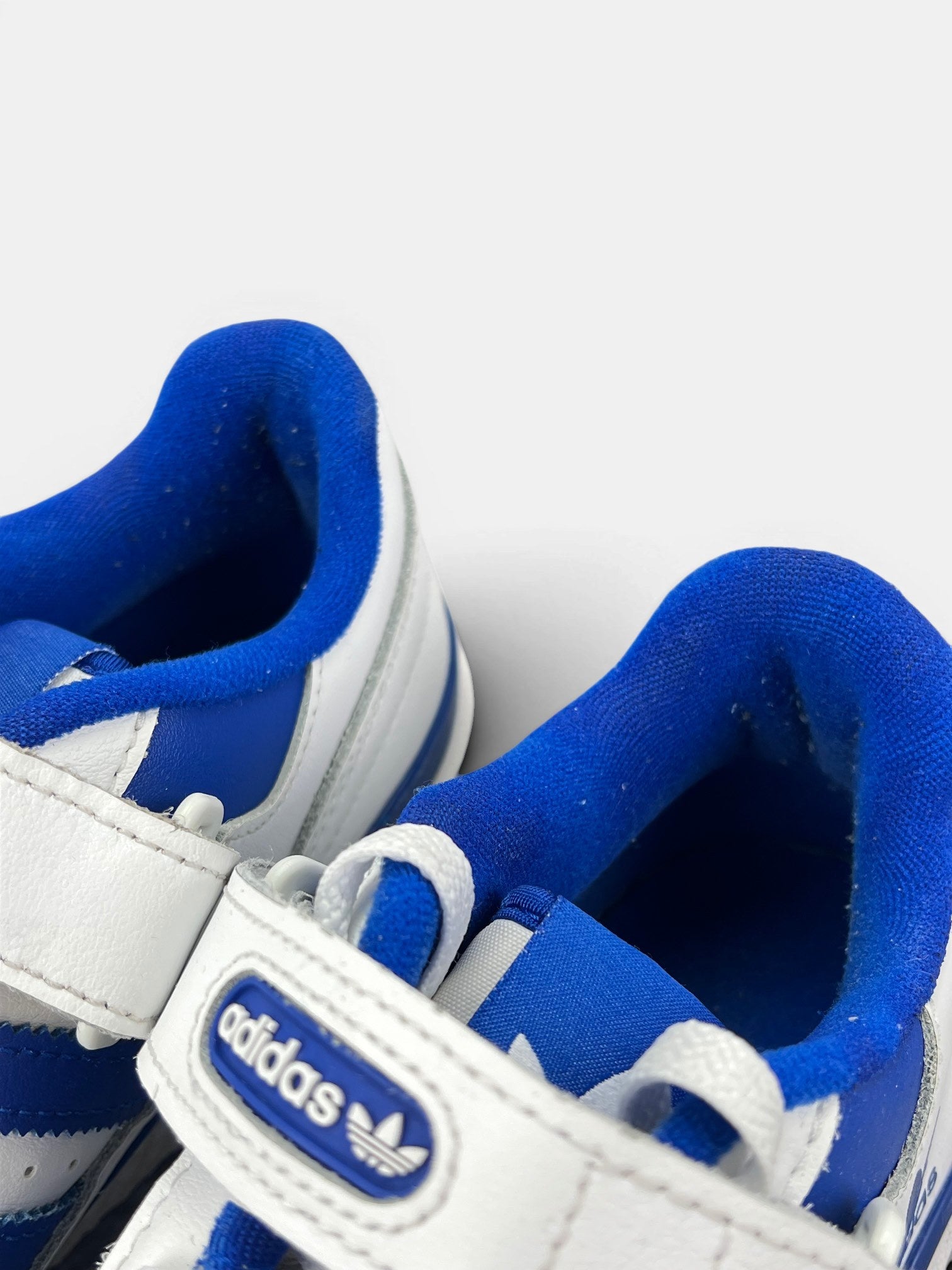 Adidas Forum Low White Royal Blue — buty sportowe męskie w bardzo dobrym stanie rozmiar 42, zapiętki butów