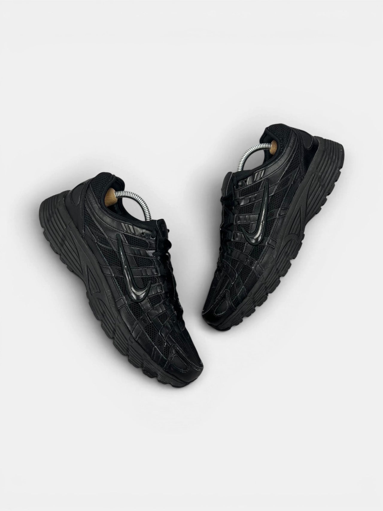 Nike P-6000 Black — buty sportowe męskie w bardzo dobrym stanie rozmiar 43, widok z góry na zewnętrzną stronę butów