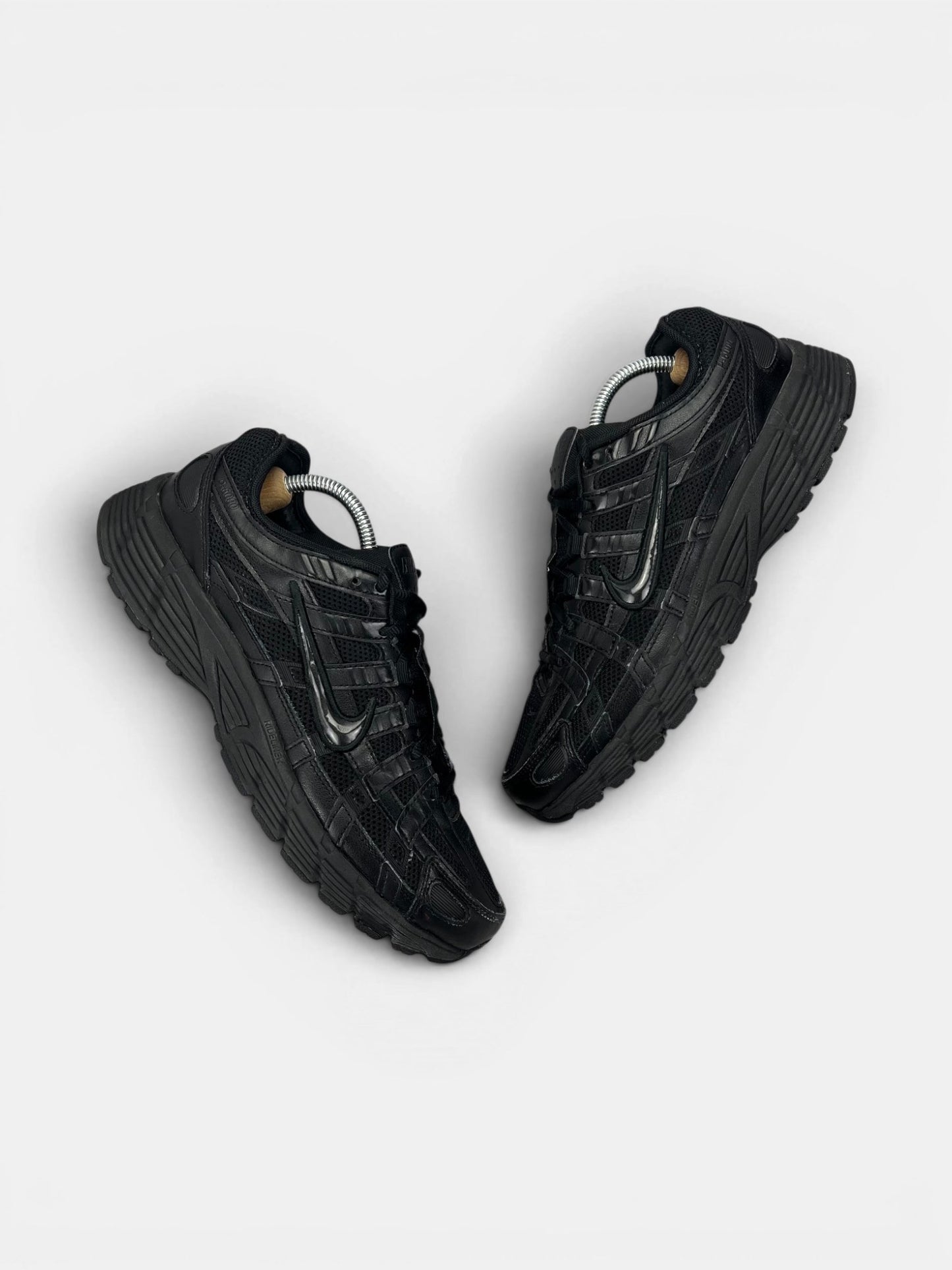Nike P-6000 Black — buty sportowe męskie w bardzo dobrym stanie rozmiar 43, widok z góry na zewnętrzną stronę butów