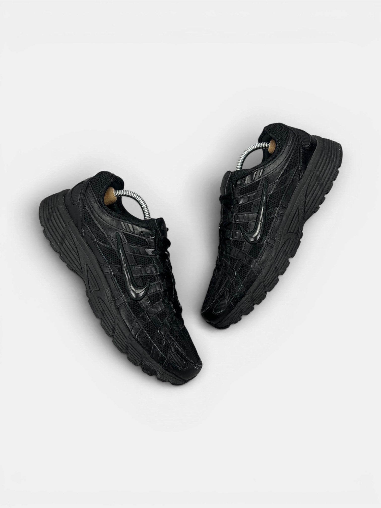 Nike P-6000 Black — buty sportowe męskie w bardzo dobrym stanie rozmiar 43, widok z góry na zewnętrzną stronę butów
