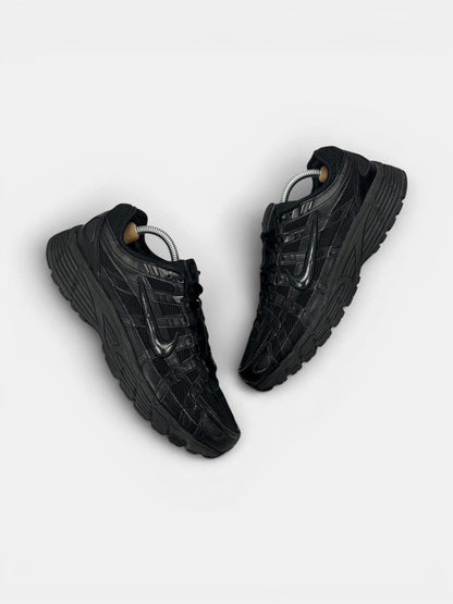 Nike P-6000 Black — buty sportowe męskie w bardzo dobrym stanie rozmiar 43, widok z góry na zewnętrzną stronę butów