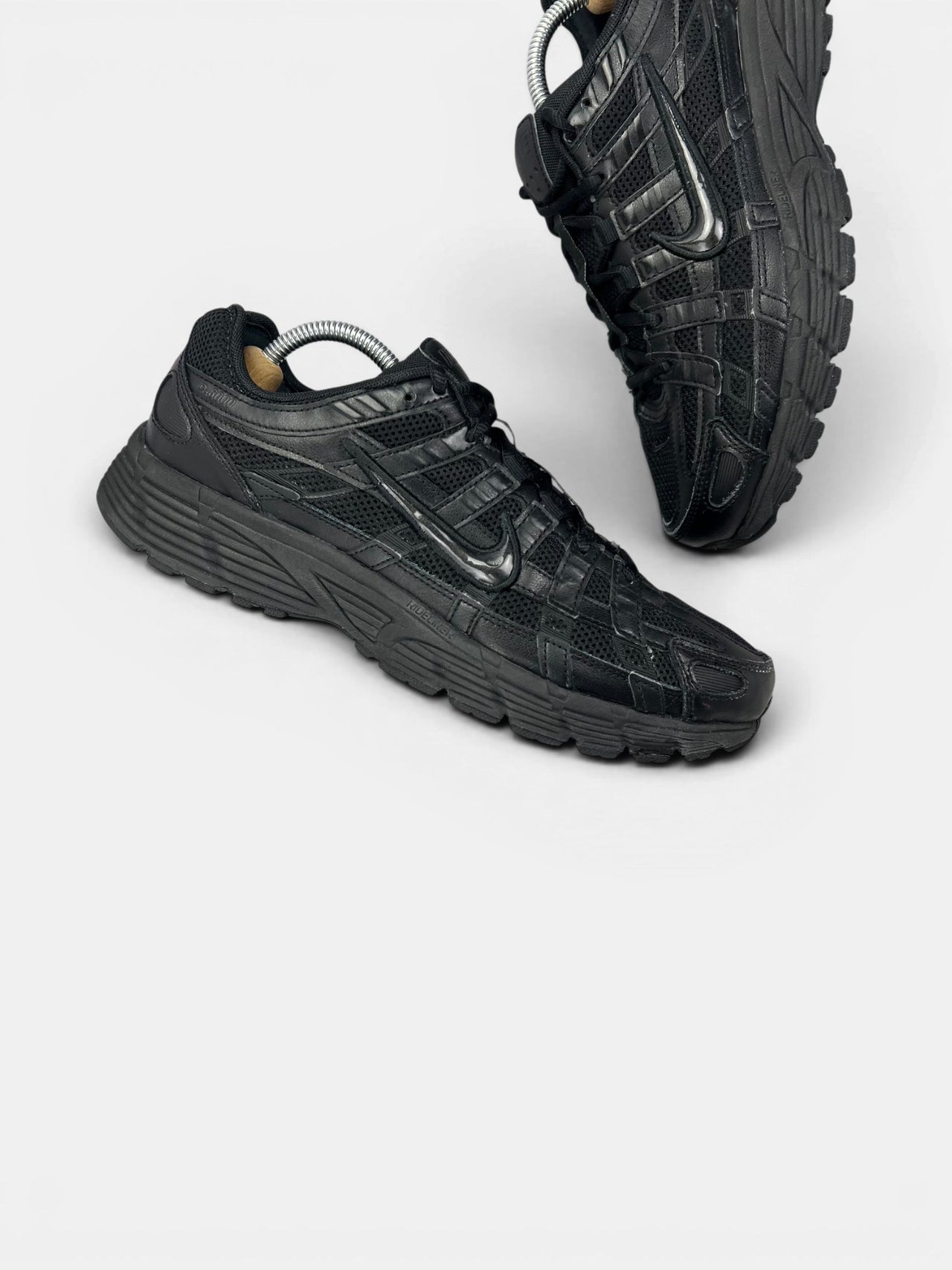 Nike P-6000 Black — buty sportowe męskie w bardzo dobrym stanie rozmiar 43, zewnętrzny panel prawego buta