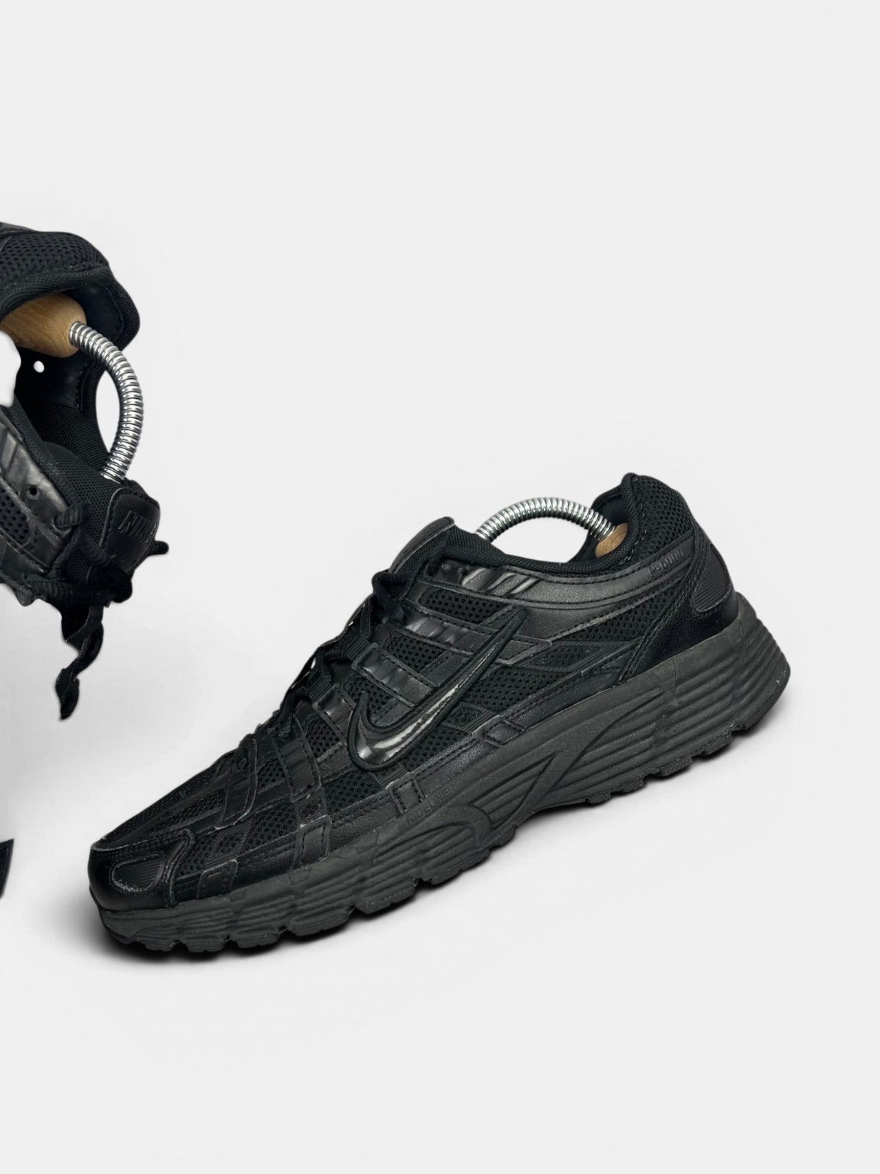 Nike P-6000 Black — buty sportowe męskie w bardzo dobrym stanie rozmiar 43, zewnętrzny panel lewego buta