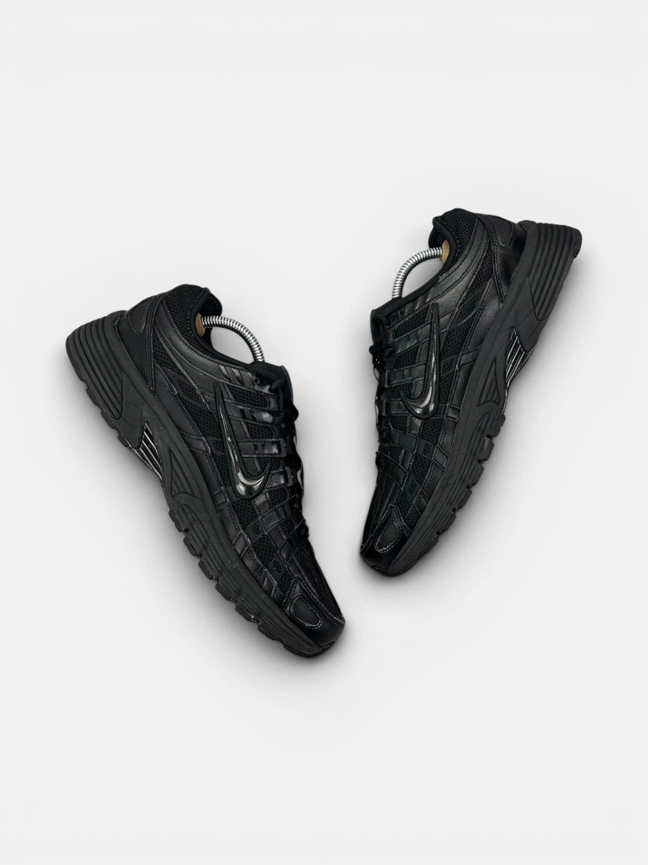 Nike P-6000 Black — buty sportowe męskie w bardzo dobrym stanie rozmiar 43, widok z góry na wewnętrzną stronę butów