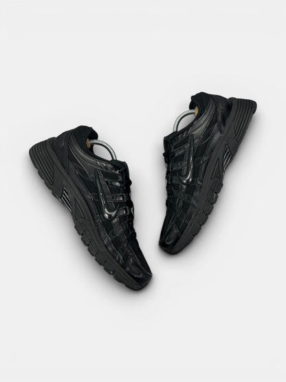 Nike P-6000 Black — buty sportowe męskie w bardzo dobrym stanie rozmiar 43, widok z góry na wewnętrzną stronę butów