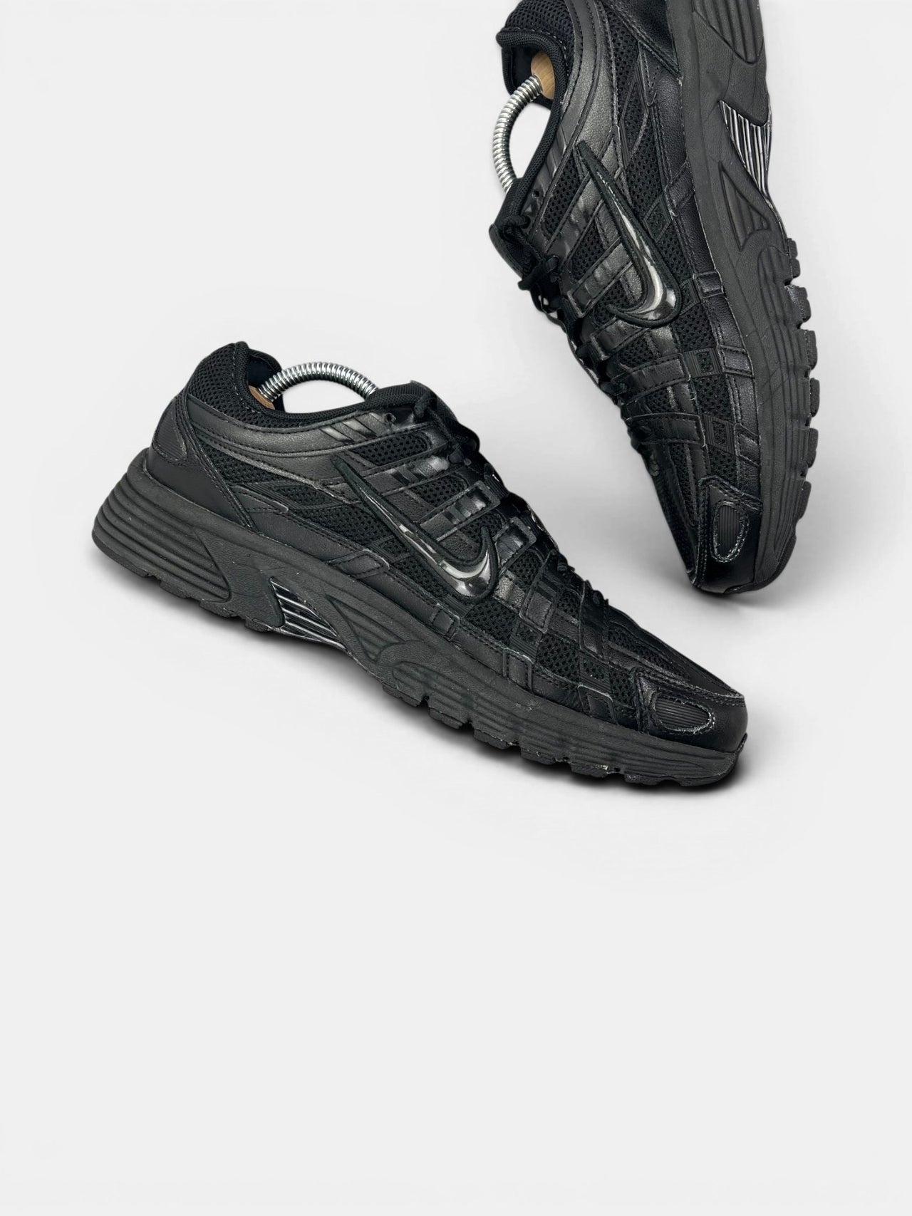 Nike P-6000 Black — buty sportowe męskie w bardzo dobrym stanie rozmiar 43, wewnętrzny panel lewego buta
