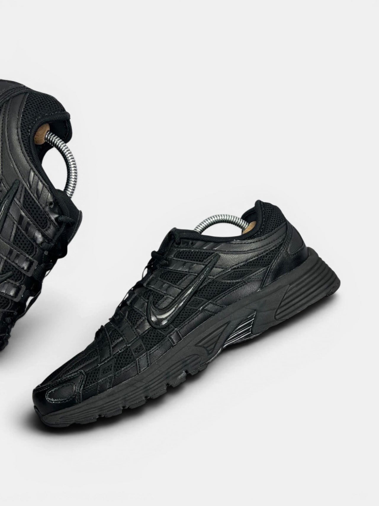 Nike P-6000 Black — buty sportowe męskie w bardzo dobrym stanie rozmiar 43, wewnętrzny panel prawego buta