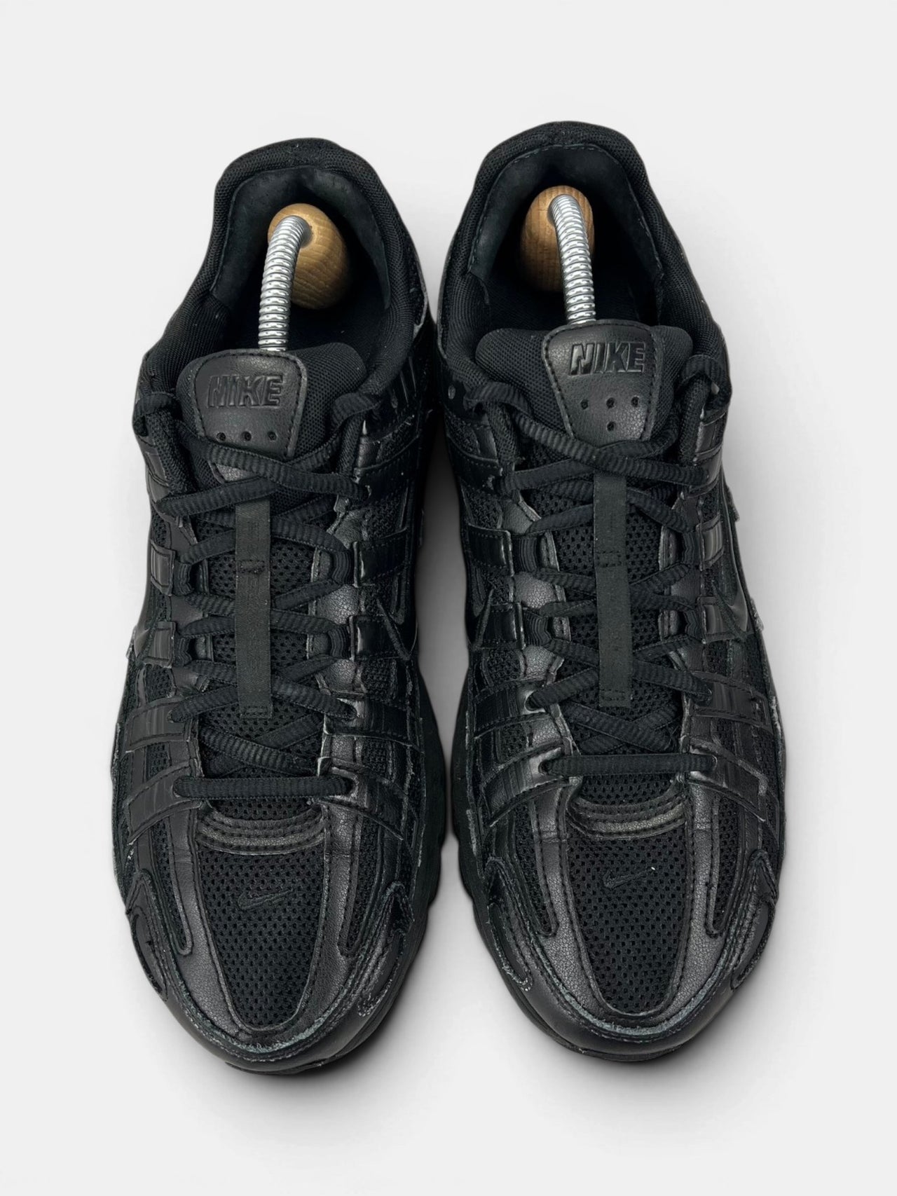 Nike P-6000 Black — buty sportowe męskie w bardzo dobrym stanie rozmiar 43, widok z góry