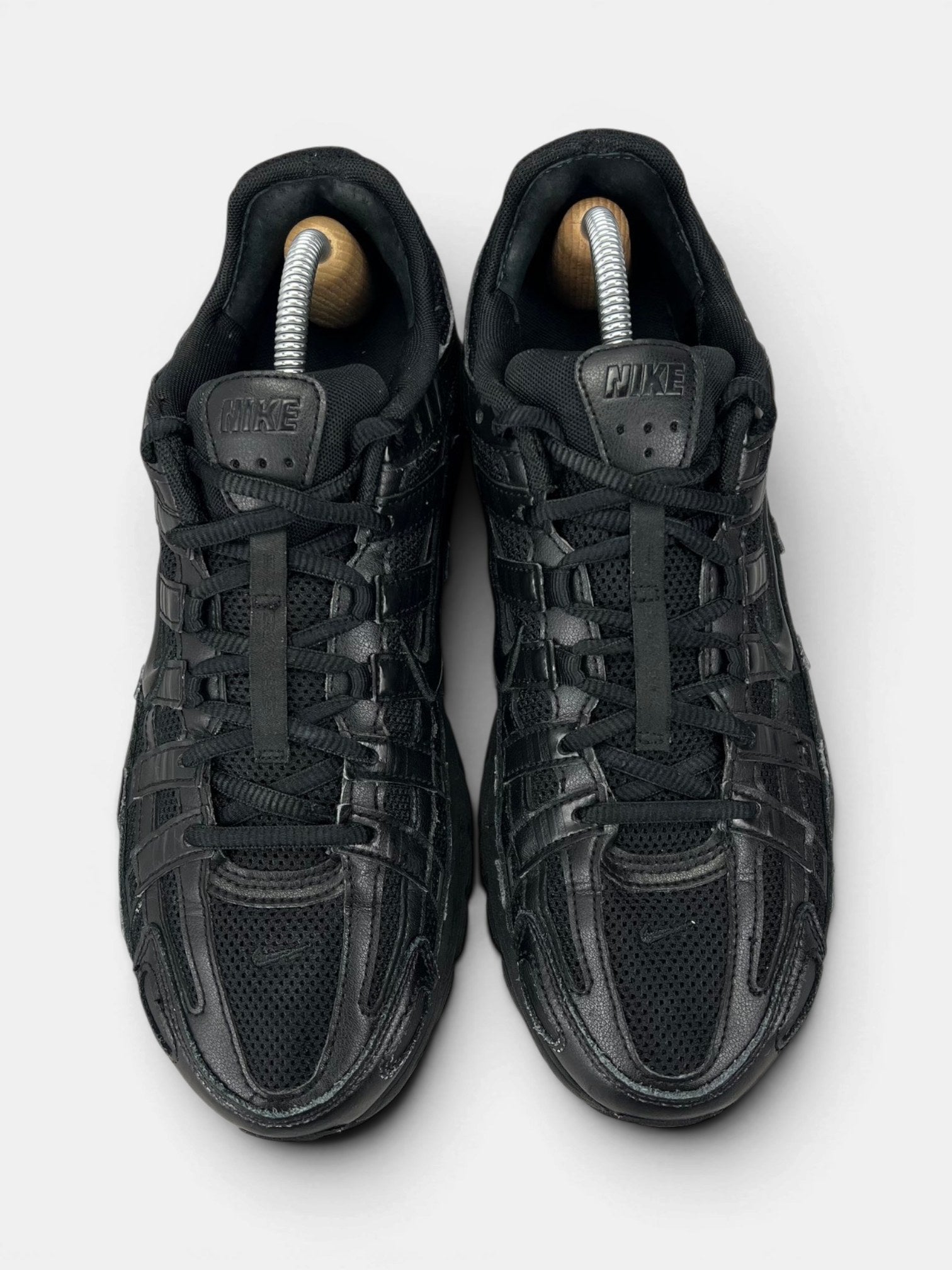 Nike P-6000 Black — buty sportowe męskie w bardzo dobrym stanie rozmiar 43, widok z góry