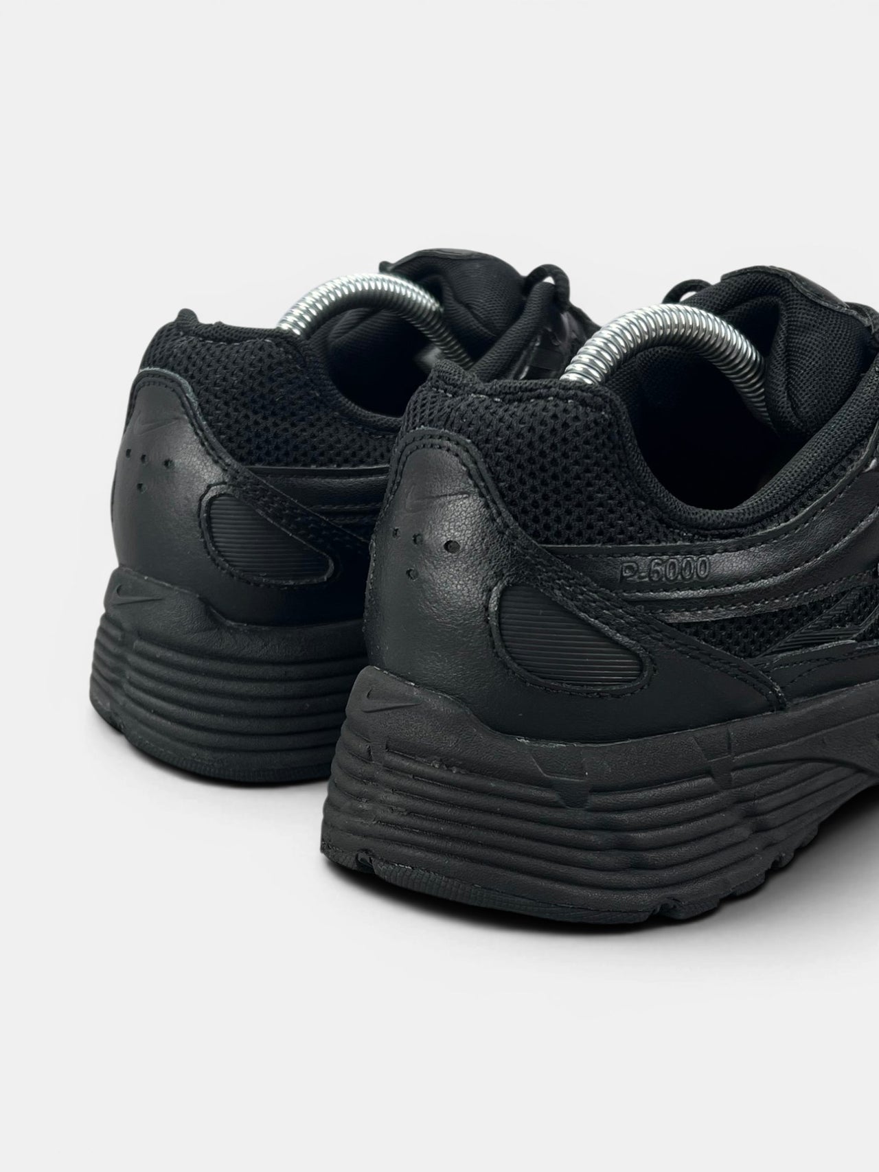Nike P-6000 Black — buty sportowe męskie w bardzo dobrym stanie rozmiar 43, widok z tyłu