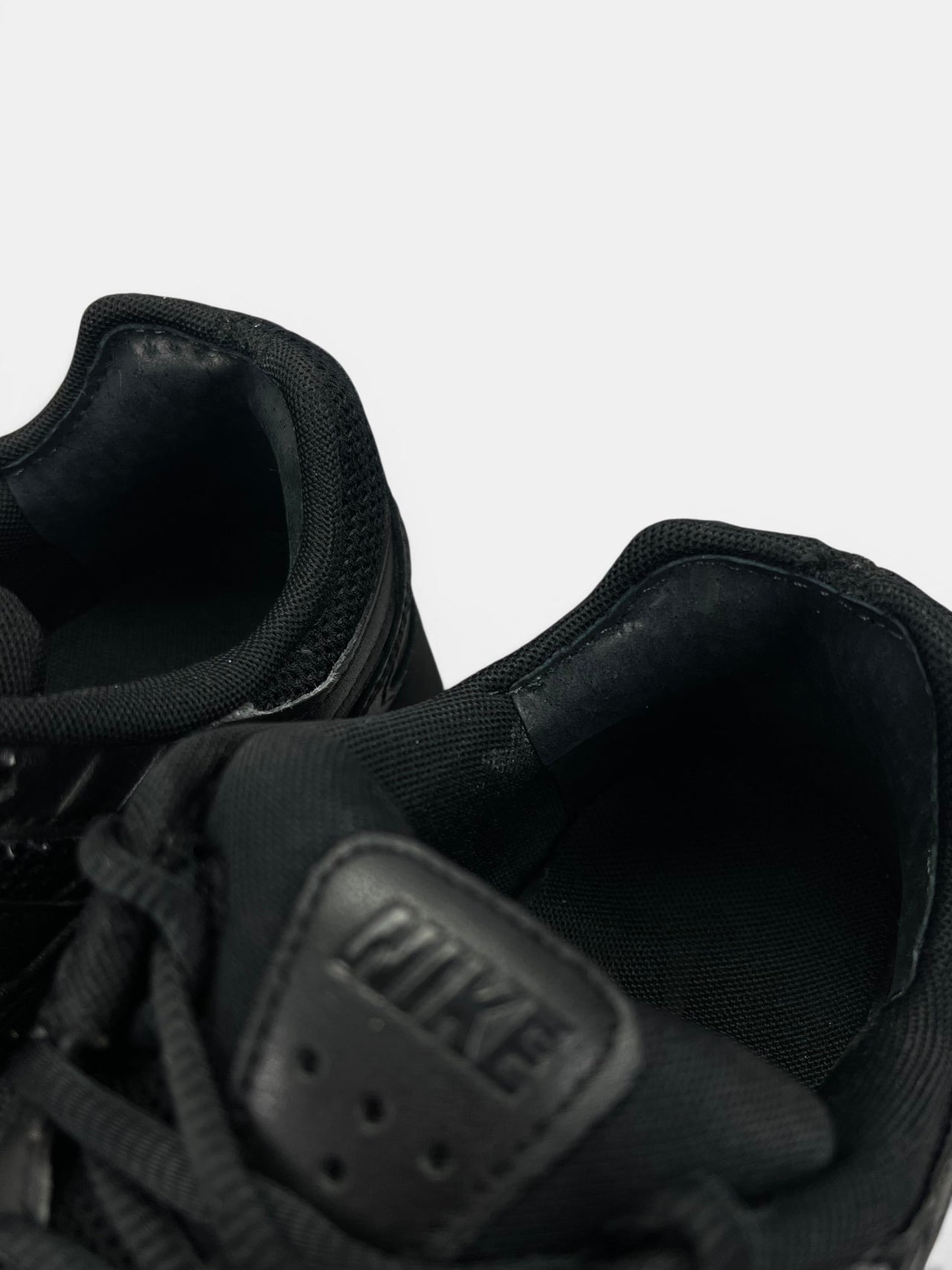 Nike P-6000 Black — buty sportowe męskie w bardzo dobrym stanie rozmiar 43, zapiętki butów