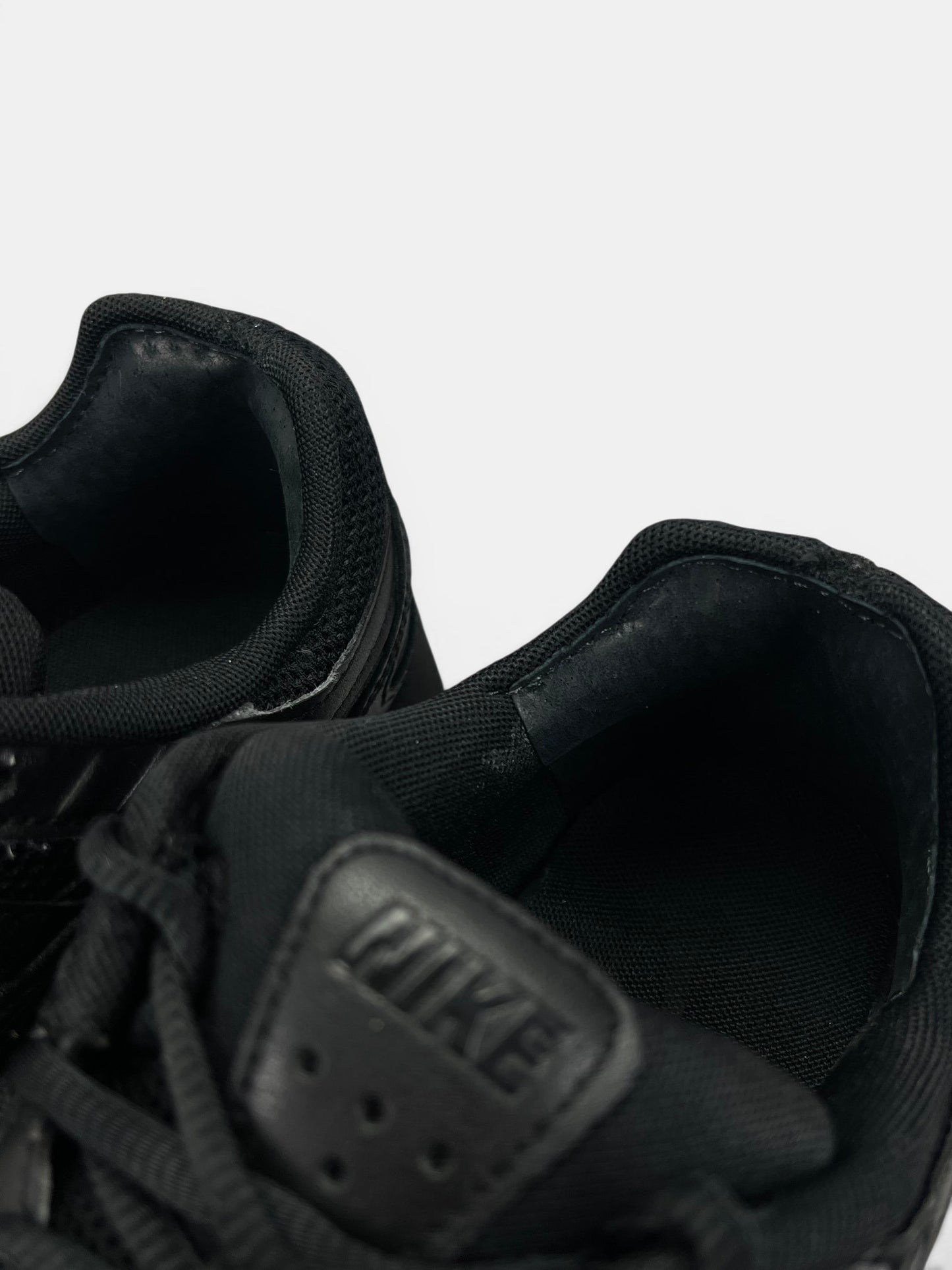Nike P-6000 Black — buty sportowe męskie w bardzo dobrym stanie rozmiar 43, zapiętki butów
