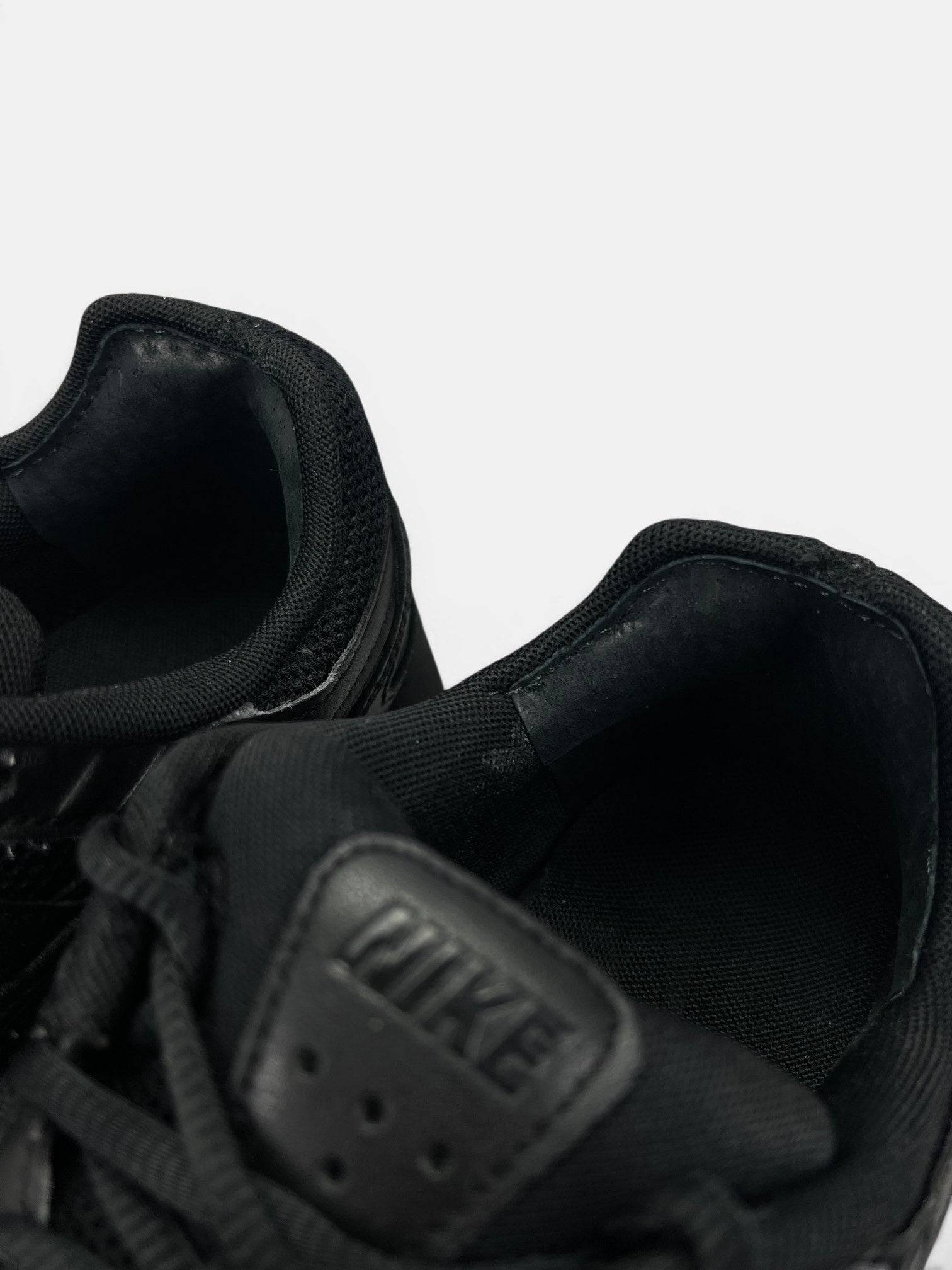 Nike P-6000 Black — buty sportowe męskie w bardzo dobrym stanie rozmiar 43, zapiętki butów