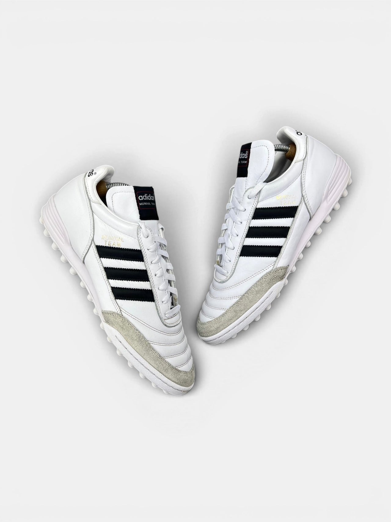 Adidas Mundial Team — buty sportowe męskie w bardzo dobrym stanie rozmiar 43 1/3, widok z góry na zewnętrzną stronę butów
